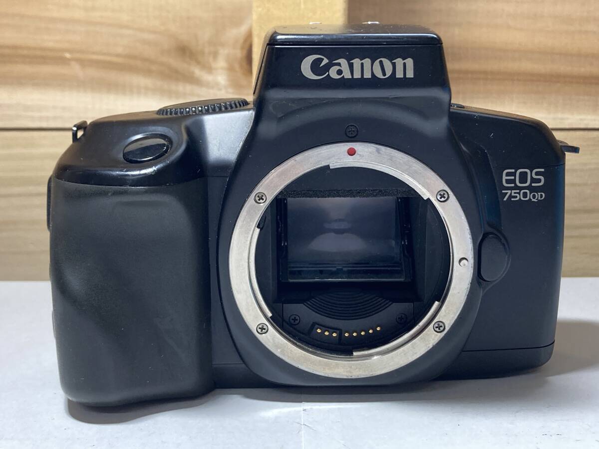 15228) Canon 750QD