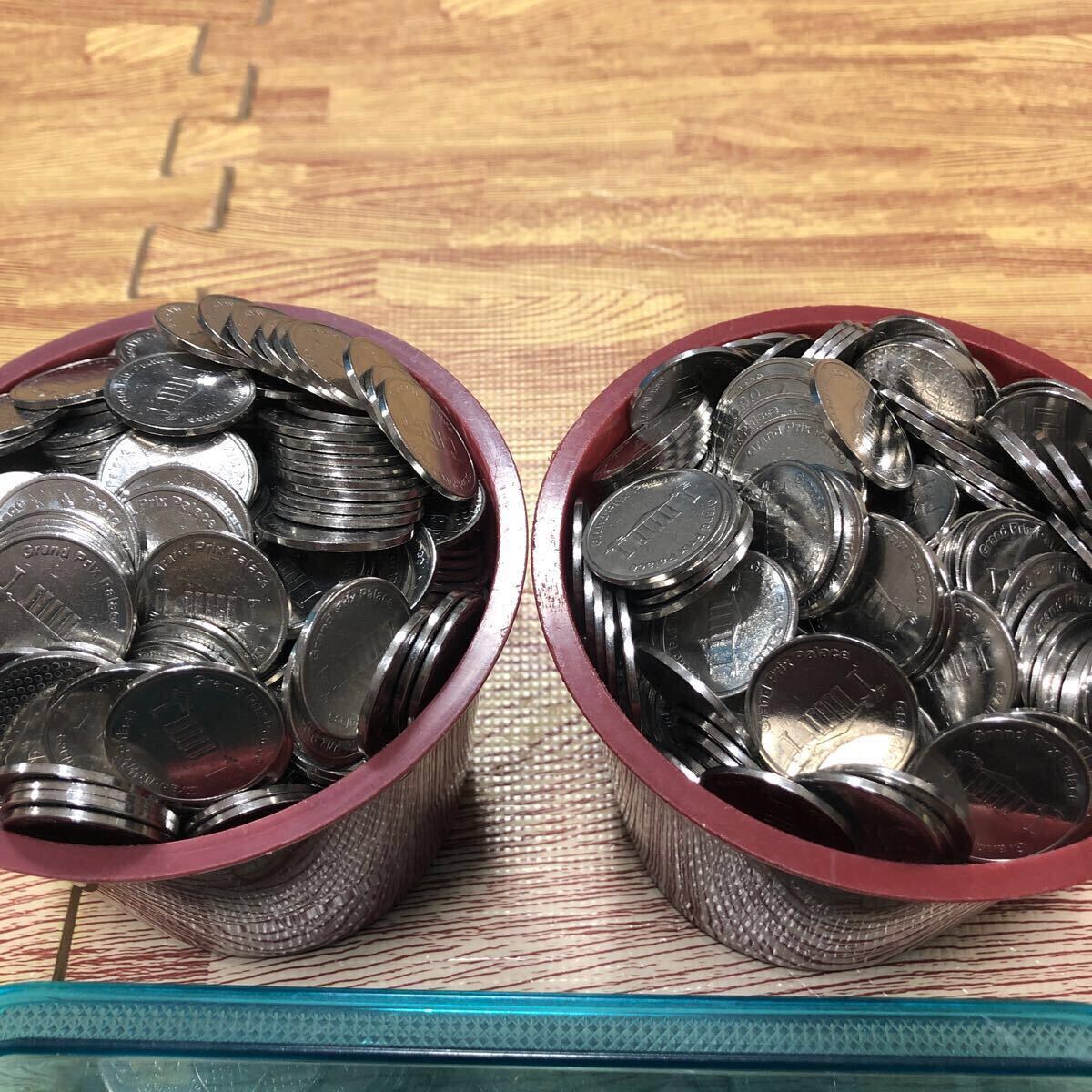 スロットメダル 25π1400枚以上(混ざり物)・ドル箱付き 中古品 スロットメダル 25π1400枚以上(混ざり物)・ドル箱付き 中古品