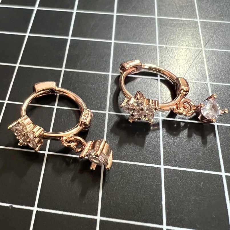 B647 匿名配送 リングピアス レディース ジルコニア ローズゴールド 花 フラワー s925 揺れる フープピアス_画像4