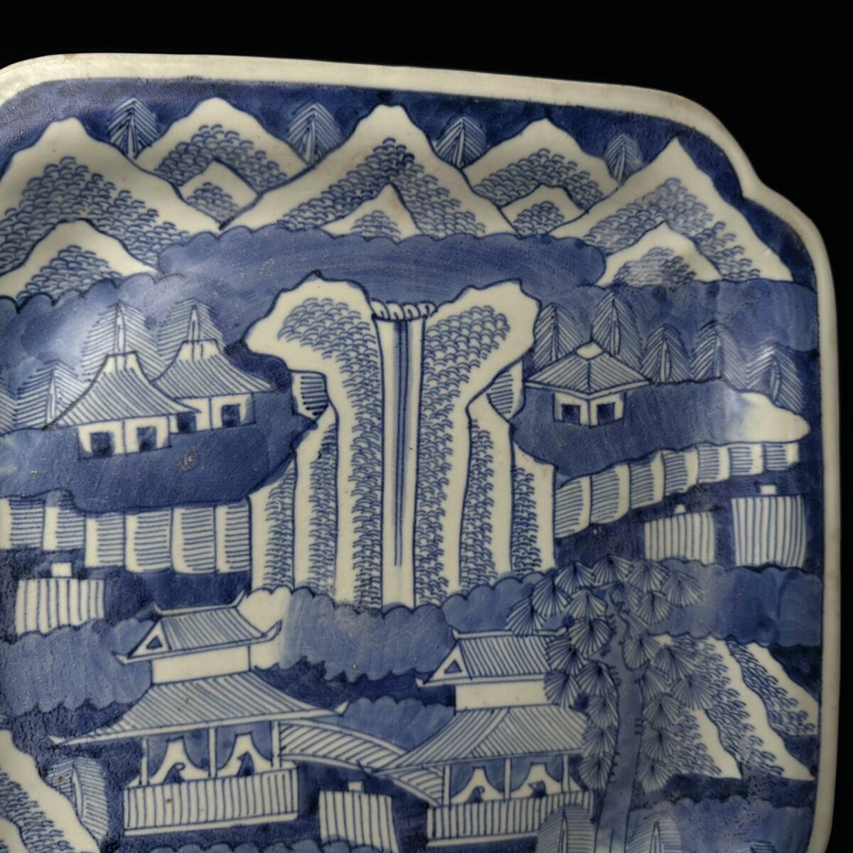 コレクター買取品 江戸後期 古伊万里 染付 風景山水画 在銘 大皿 コレクター買取品 江戸後期 古伊万里 染付 風景山水画 在銘 大皿