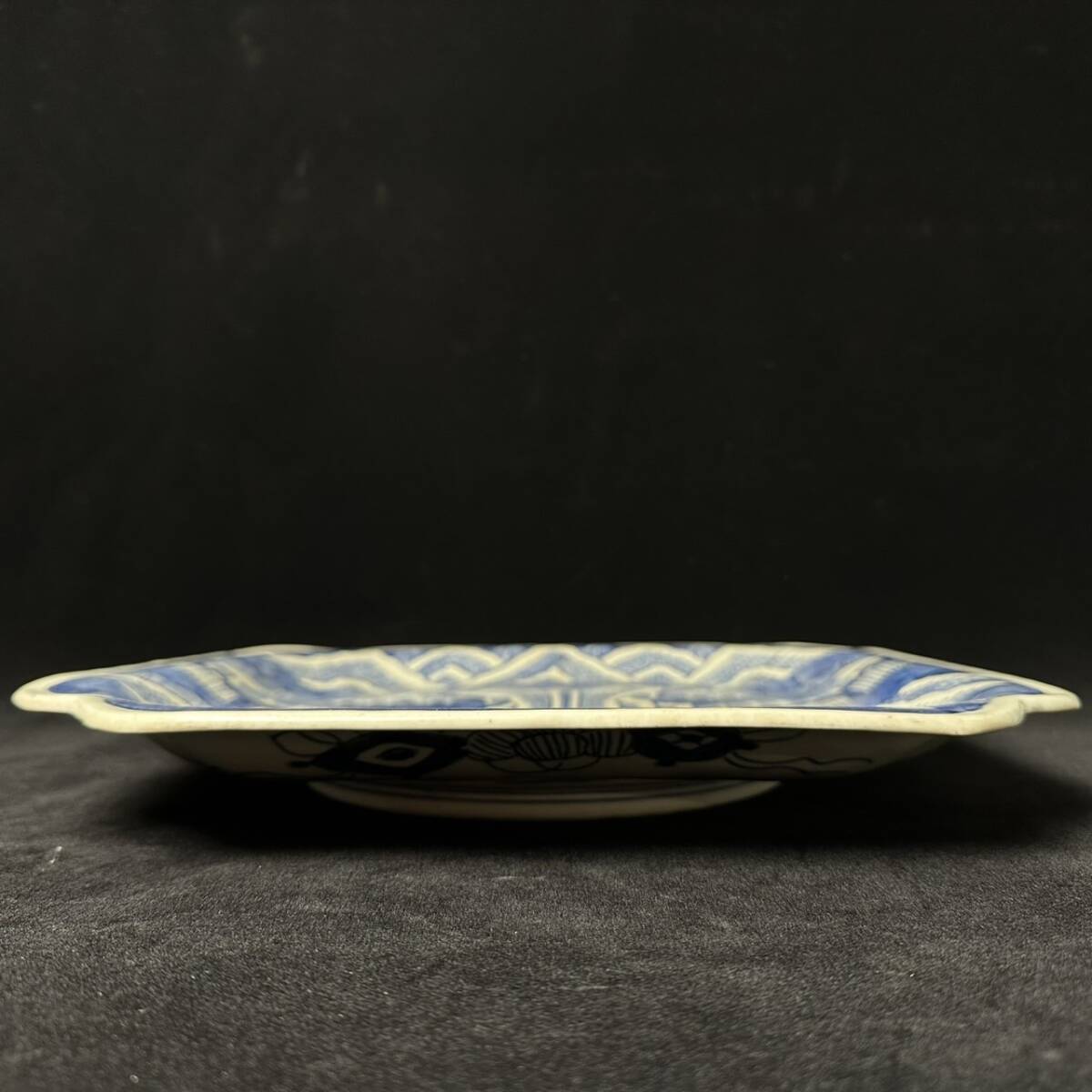 コレクター買取品 江戸後期 古伊万里 染付 風景山水画 在銘 大皿 コレクター買取品 江戸後期 古伊万里 染付 風景山水画 在銘 大皿