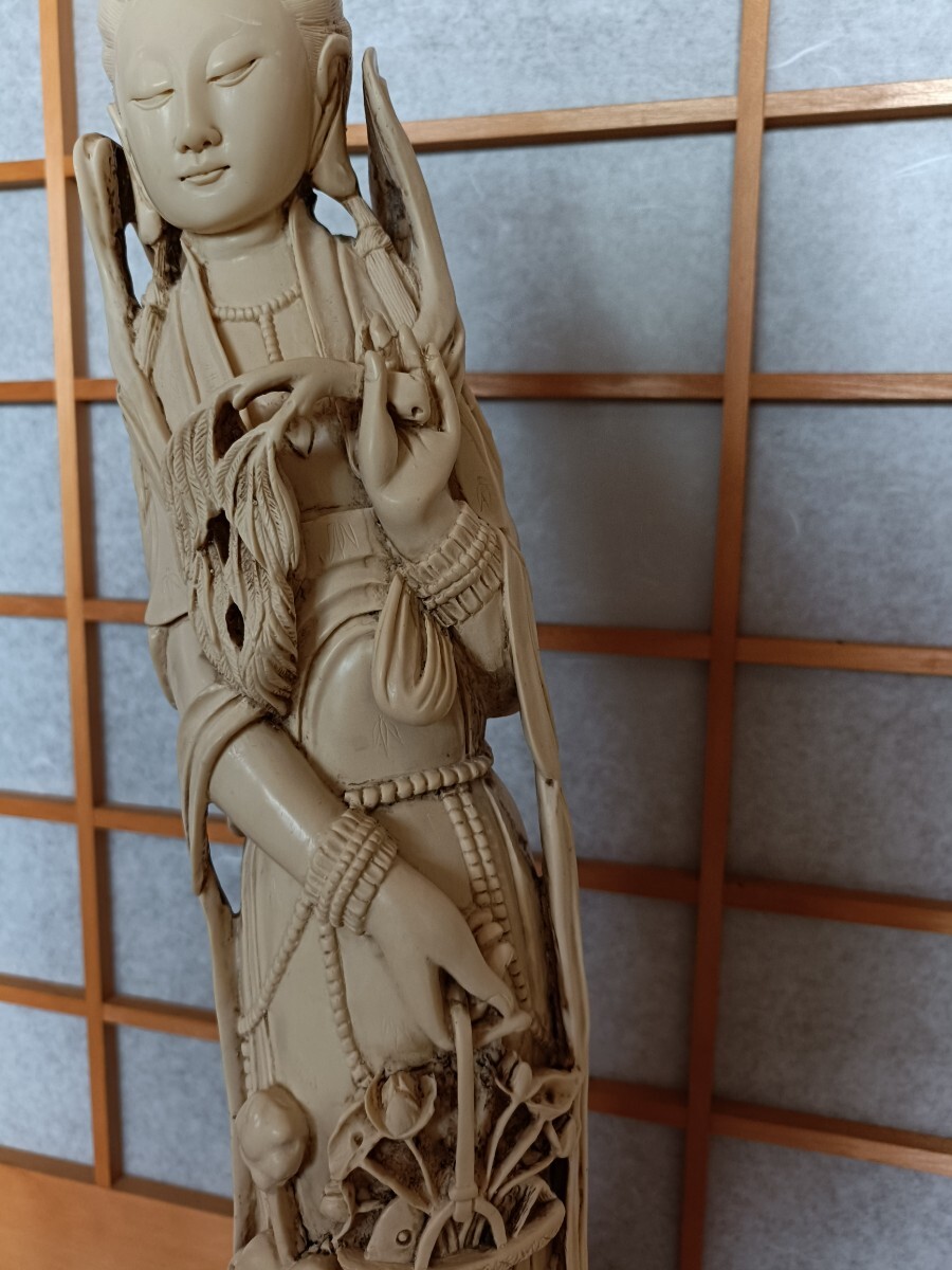観音菩薩像】72㎝/5.6㎏ 象牙風 天然素材 仏教美術 置物 骨董 古 観音菩薩像】72㎝/5.6㎏ 象牙風 天然素材 仏教美術 置物 骨董 古