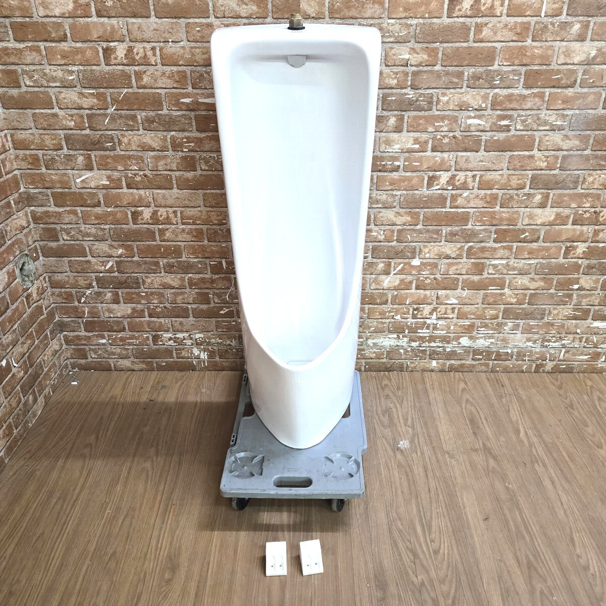 *5T007 TOTO 床置床排水小便器 U507C 小便器 男子トイレ 男性用 *5T007 TOTO 床置床排水小便器 U507C 小便器 男子トイレ 男性用
