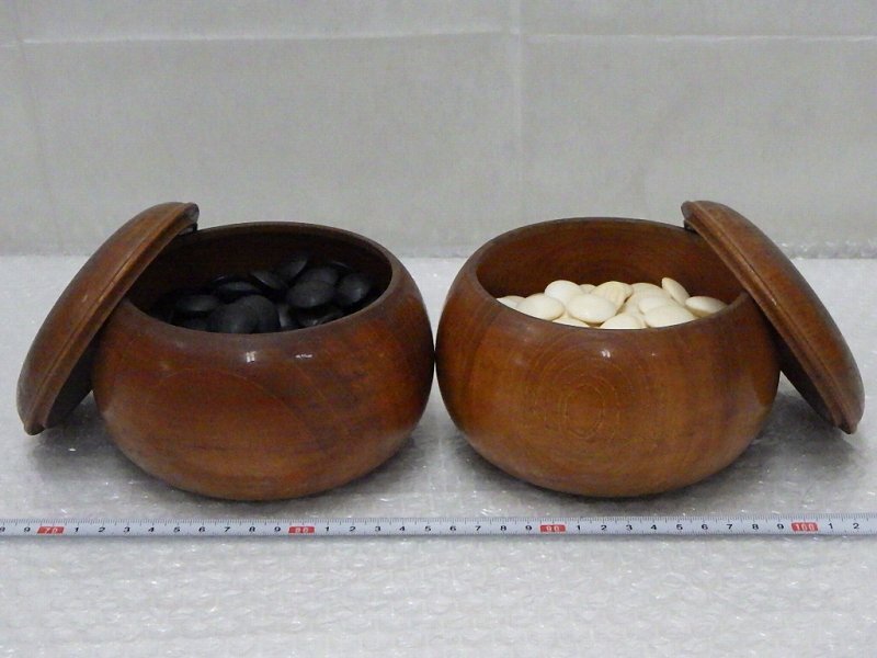 P2205 本蛤碁石 厚み約0.8cm 那智黒石 白168個 黒173個 碁石 P2205 本蛤碁石 厚み約0.8cm 那智黒石 白168個 黒173個 碁石