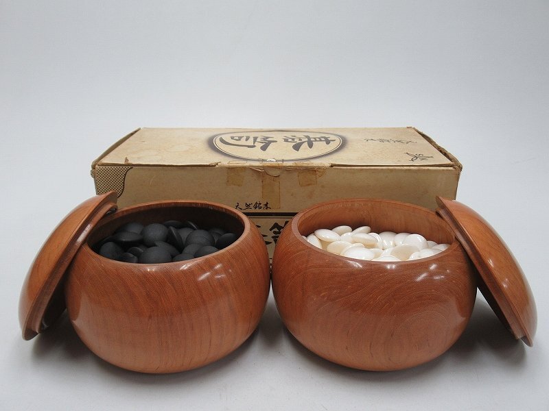D1006 本蛤碁石 厚み約8.8mm 那智黒石 白/181 黒/181 碁石 桜 D1006 本蛤碁石 厚み約8.8mm 那智黒石 白/181 黒/181 碁石 桜