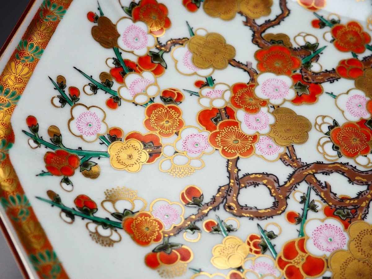 治】四代『上出喜山』作 極彩色梅絵飾皿☆共箱 幅27cm 色絵 治】四代『上出喜山』作 極彩色梅絵飾皿☆共箱 幅27cm 色絵