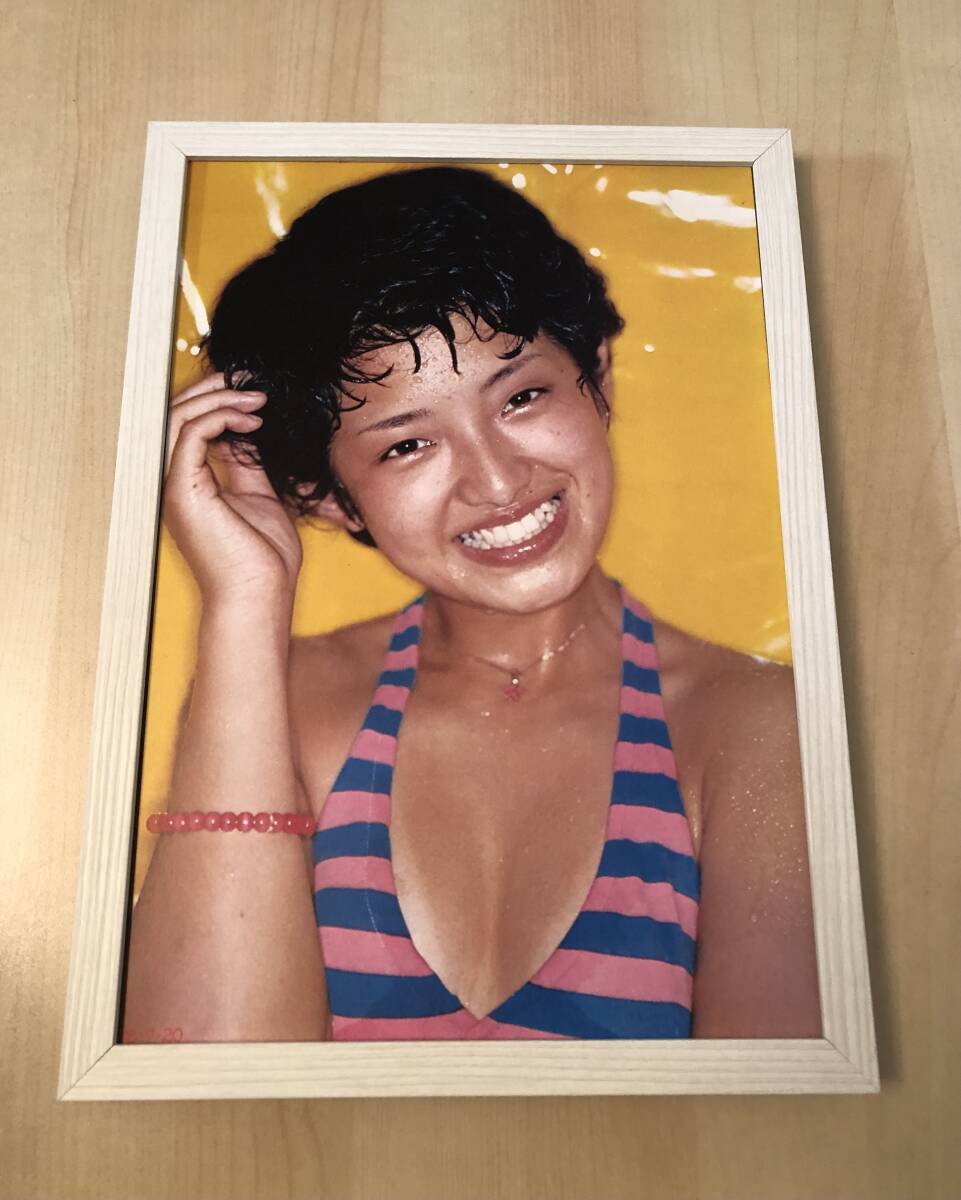kj ★額装品★ 山口百恵 16歳 グラビア セクシー 水着 貴重写真 A4額入り ポスター風デザイン ビキニ 胸元日焼け 女子高生 アイドル 女優