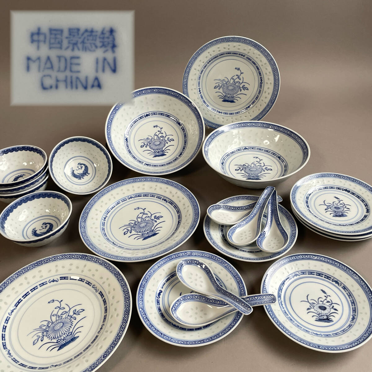 MS2788 中国景徳鎮製 染付花文蛍手 飯碗 丸皿 レンゲ 鉢 19点 MS2788 中国景徳鎮製 染付花文蛍手 飯碗 丸皿 レンゲ 鉢 19点