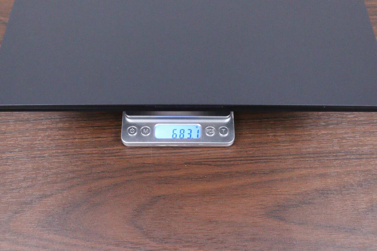 実測で約683gの超軽量です。