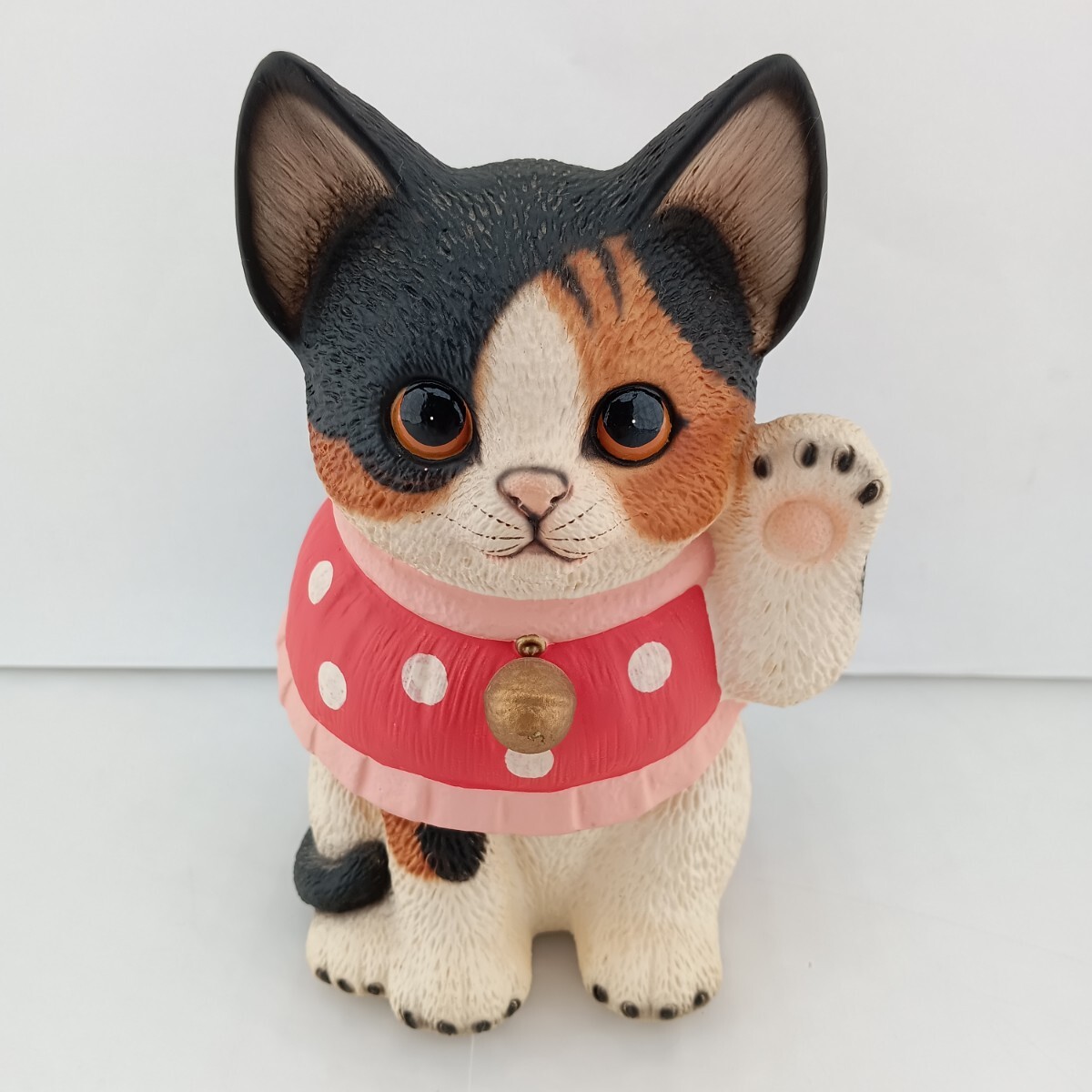 562 招き猫 猫 ねこ ネコ 三毛猫 陶器 置物 オブジェ 縁起物 562 招き猫 猫 ねこ ネコ 三毛猫 陶器 置物 オブジェ 縁起物