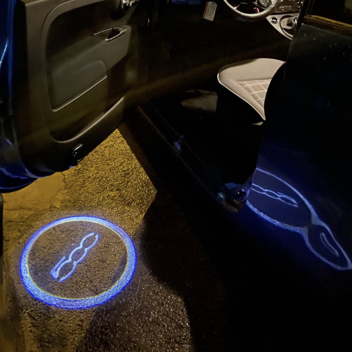 プロジェクター 車のドア用 500ロゴ 2個セット☆新品送料無料☆ FIAT フィアット 暗闇 夜 改造 LED ライト 愛車カスタマイズ 6000K_画像1