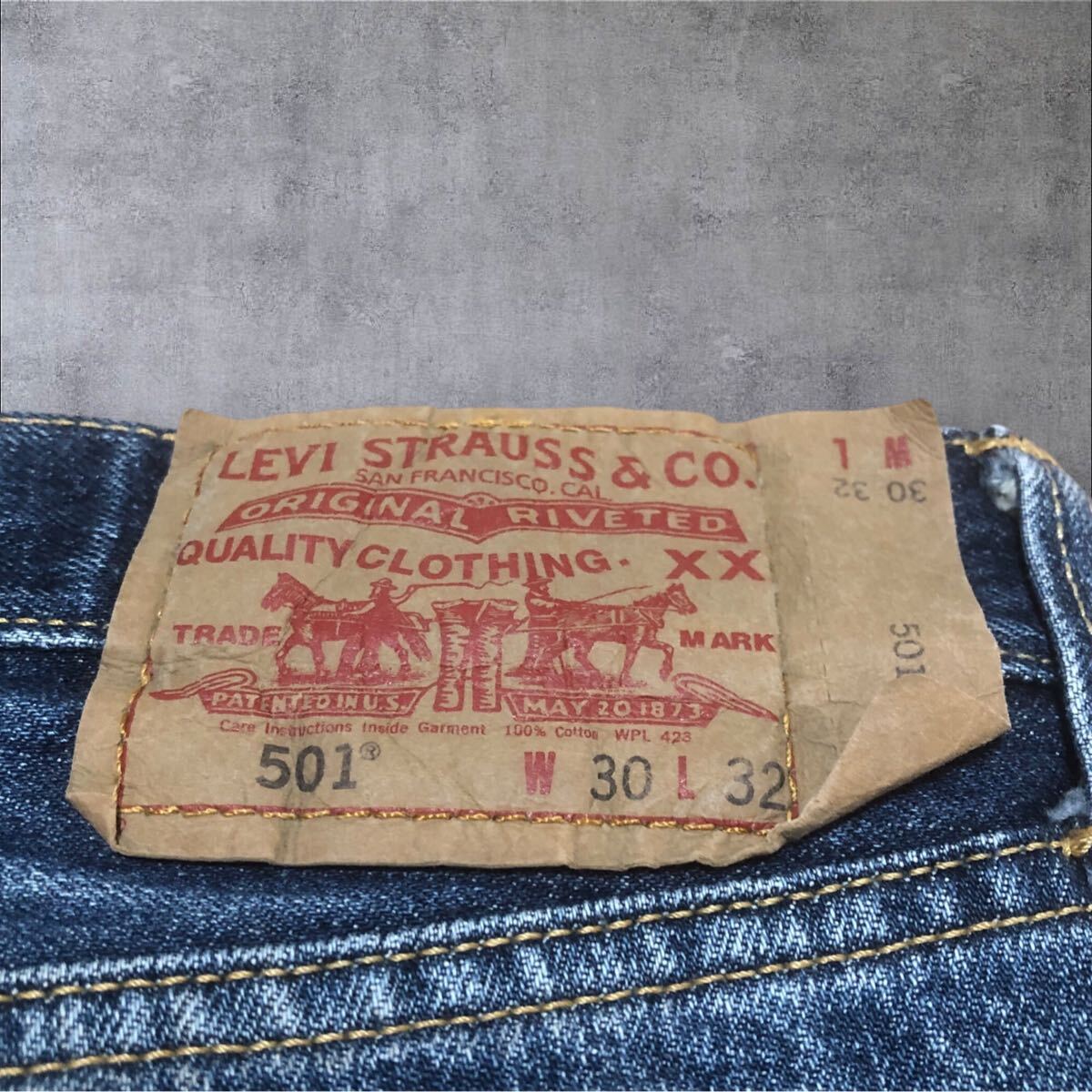 古着】リーバイスLevi's 501 ダメージデニム ヒゲ ハチノス W30 古着】リーバイスLevi's 501 ダメージデニム ヒゲ ハチノス W30