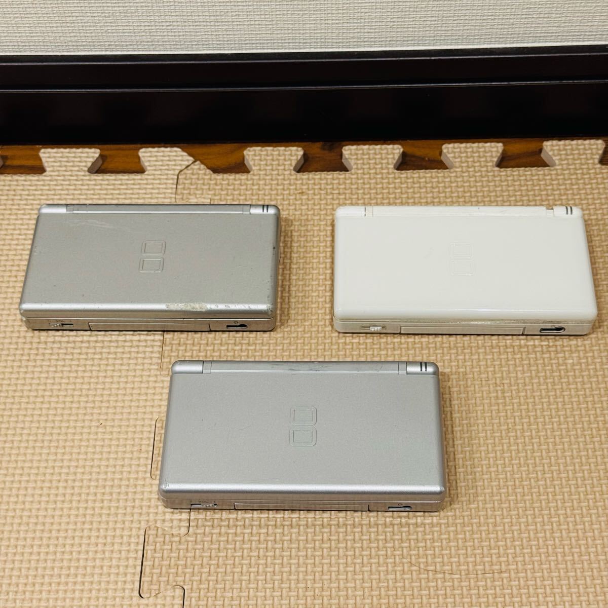 任天堂 ニンテンドー DS Lite 3台まとめ売り シルバー2台 任天堂 ニンテンドー DS Lite 3台まとめ売り シルバー2台