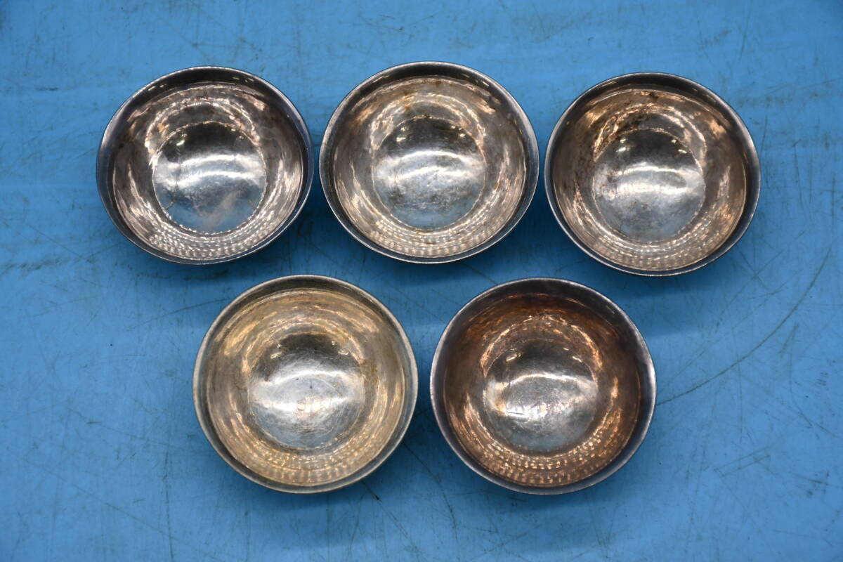 WY4-28 【現状品】 高橋重弘 在銘 純銀製 銀盃 酒器 杯 銀杯 WY4-28 【現状品】 高橋重弘 在銘 純銀製 銀盃 酒器 杯 銀杯