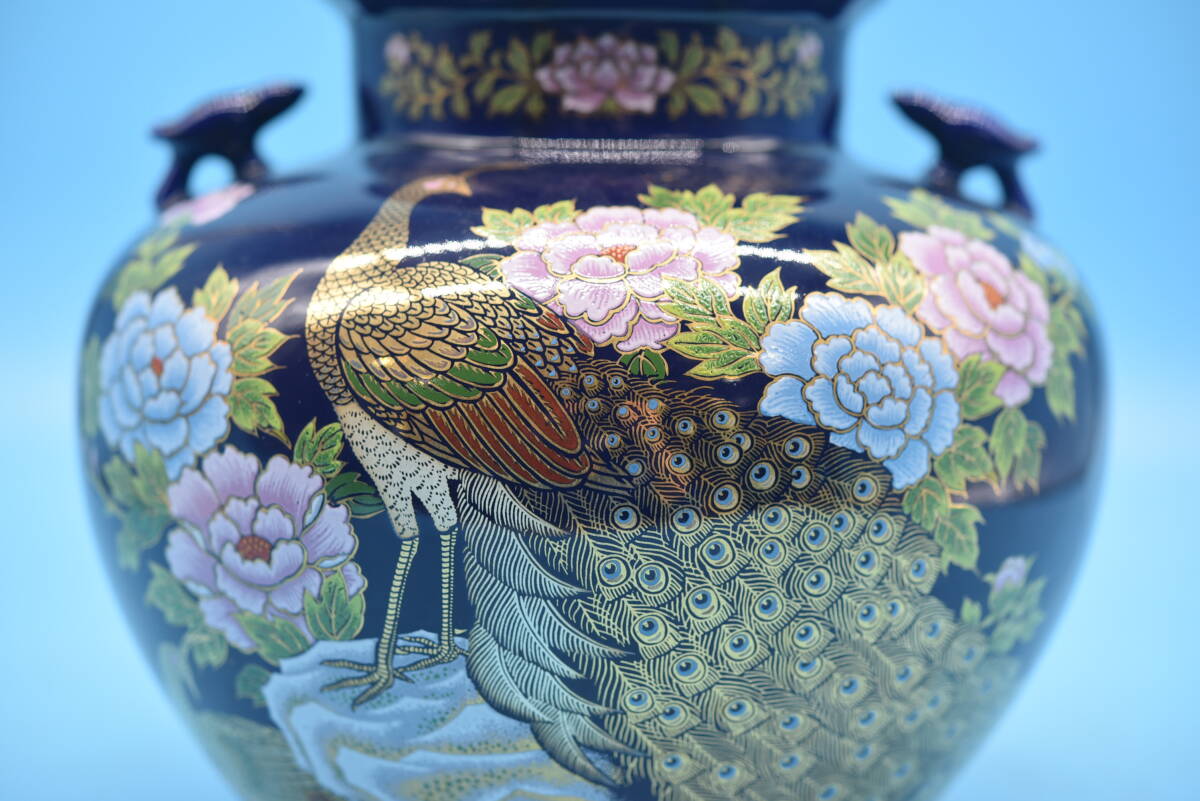 QY4-141【現状品】明陶造 九谷焼 花鳥図 金彩 孔雀 藍色 花瓶 QY4-141【現状品】明陶造 九谷焼 花鳥図 金彩 孔雀 藍色 花瓶