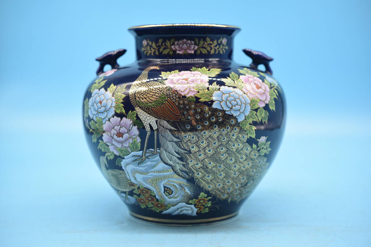QY4-141【現状品】明陶造 九谷焼 花鳥図 金彩 孔雀 藍色 花瓶 QY4-141【現状品】明陶造 九谷焼 花鳥図 金彩 孔雀 藍色 花瓶
