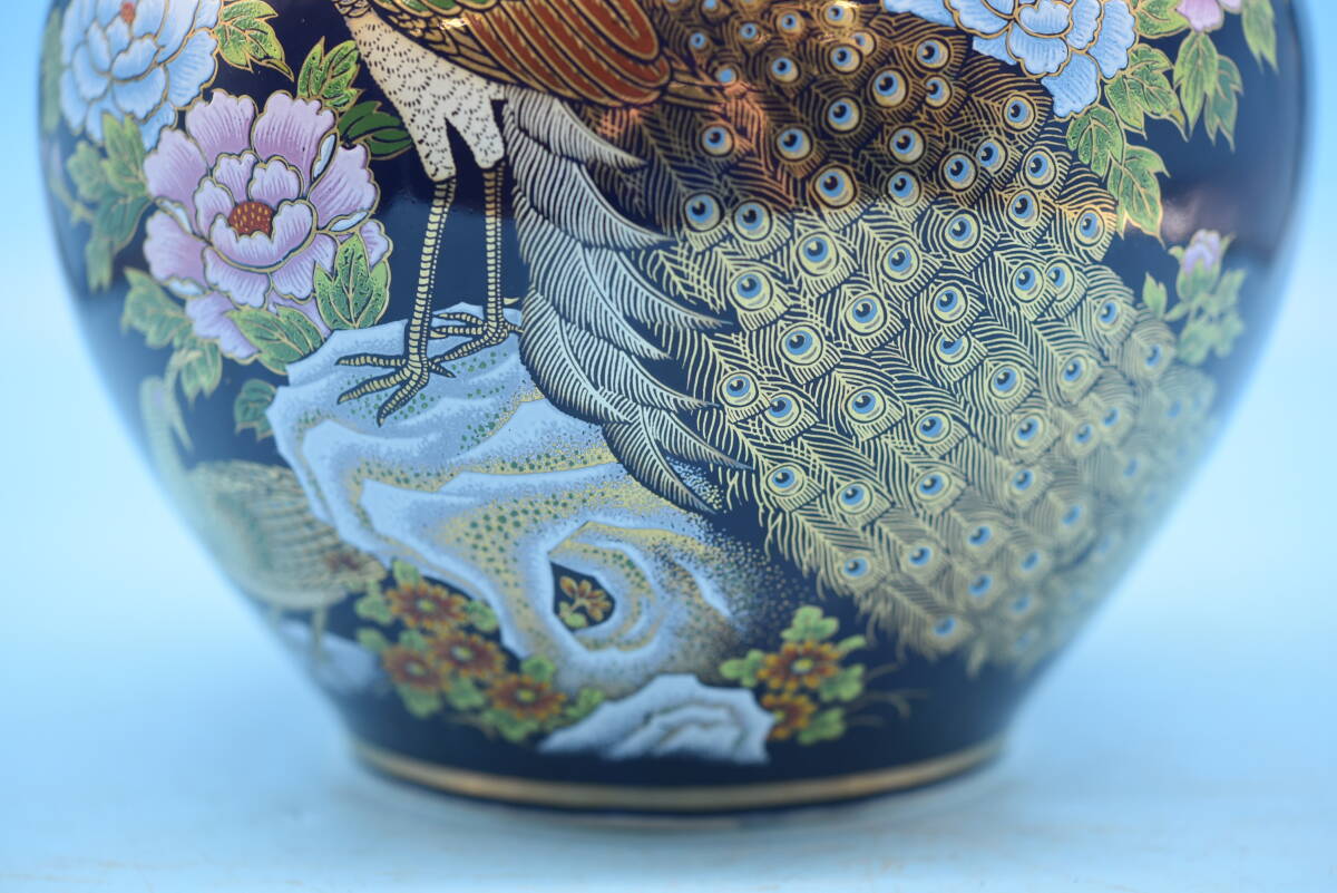 QY4-141【現状品】明陶造 九谷焼 花鳥図 金彩 孔雀 藍色 花瓶 QY4-141【現状品】明陶造 九谷焼 花鳥図 金彩 孔雀 藍色 花瓶