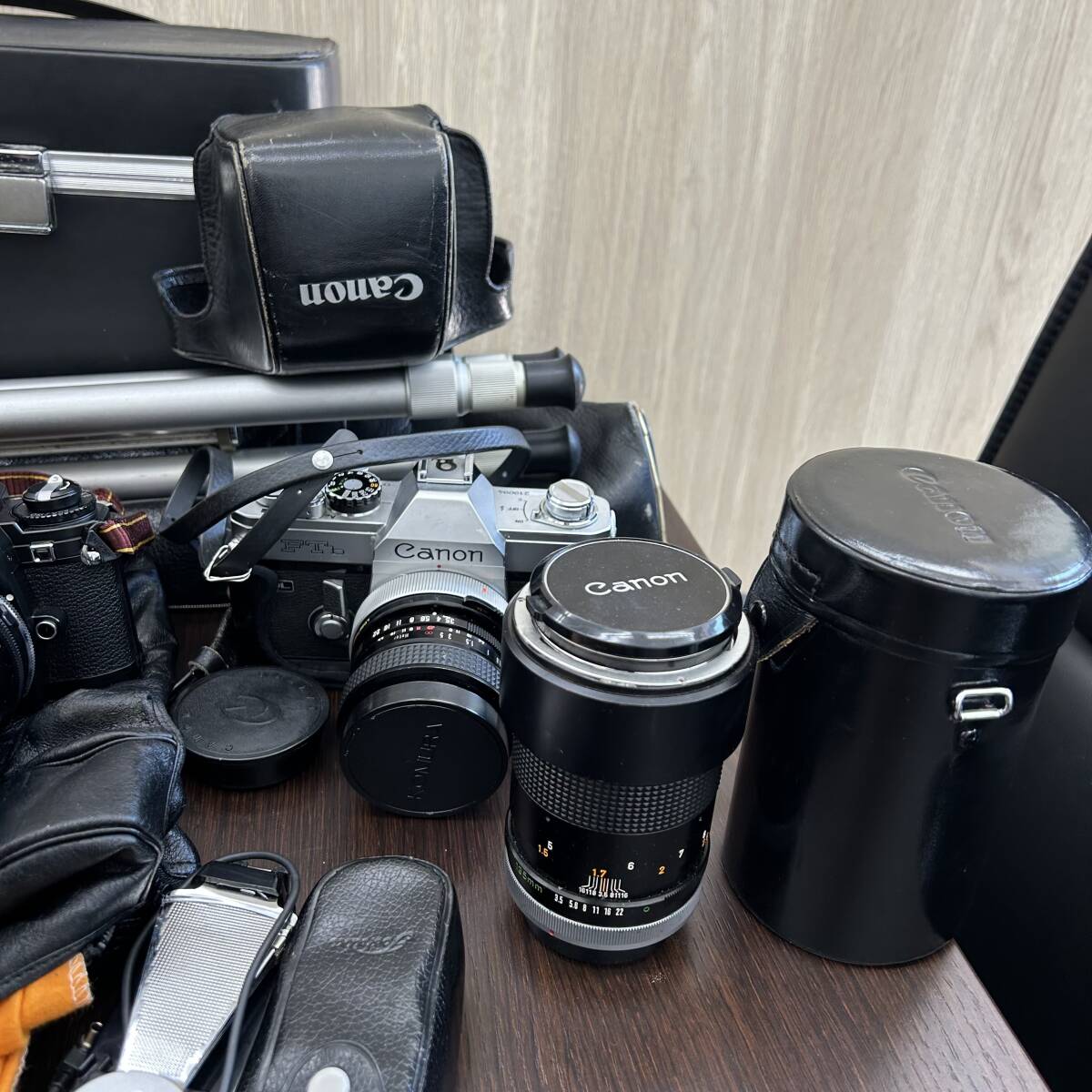 K3471】Canon FTbカメラ レンズ2本 収納ケース付属品多数 Nikon K3471】Canon FTbカメラ レンズ2本 収納ケース付属品多数 Nikon