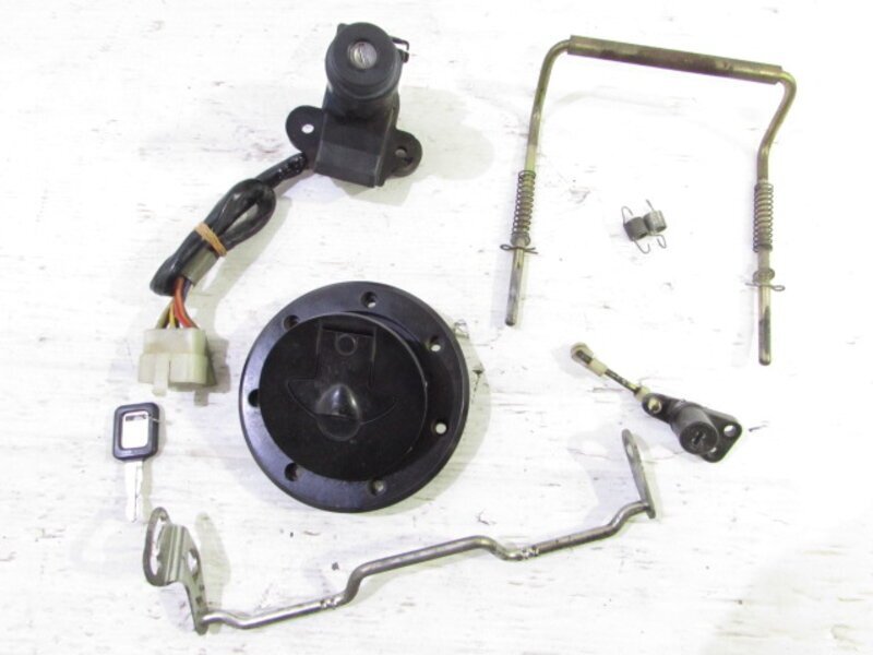 ZXR250 ZX250A 希少!! 純正 キーシリンダーSET 実動車外し 同鍵 ZXR250 ZX250A 希少!! 純正 キーシリンダーSET 実動車外し 同鍵