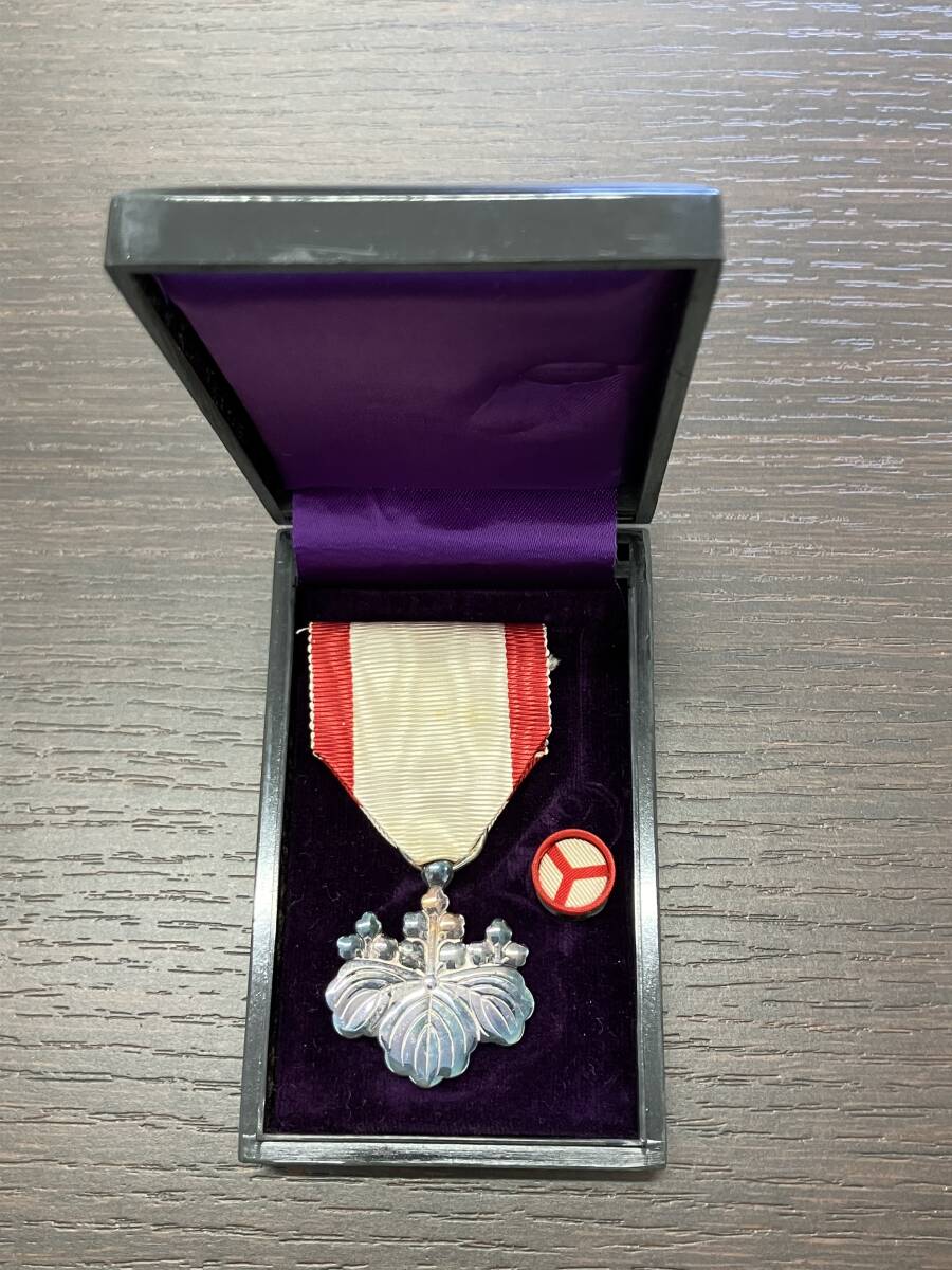 599 勲章 勲八等白色桐葉章 日本国 勲章 箱付き 長期保管品 現状 599 勲章 勲八等白色桐葉章 日本国 勲章 箱付き 長期保管品 現状