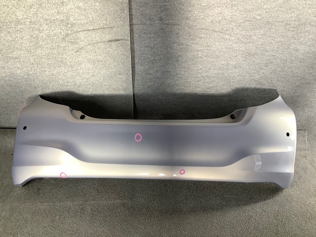 A2143-イ中　ヴィッツ　KSP130　リアバンパー　シルバーメタ系　52153-52740-K0　☆_画像1