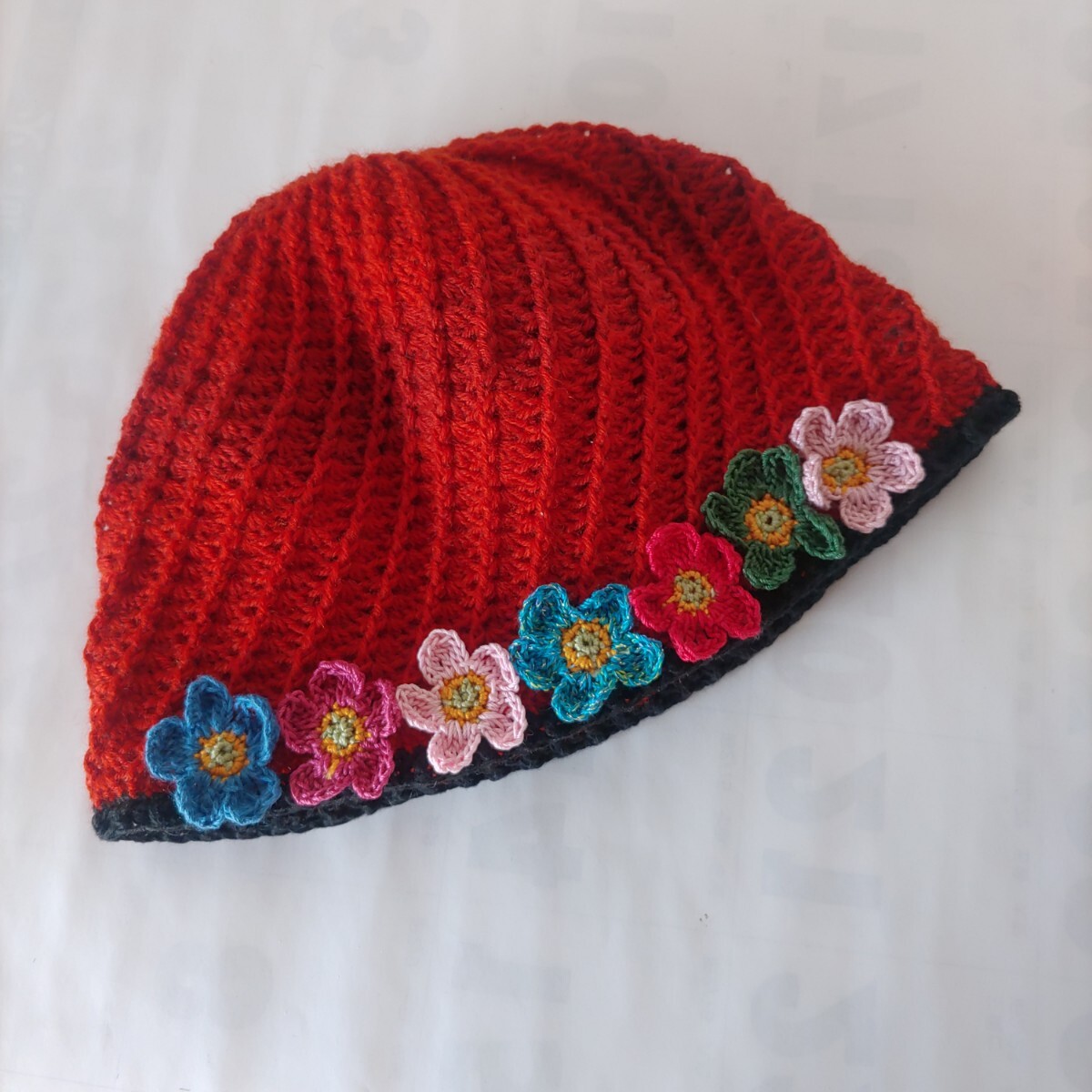 新品 ハンドメイド帽子 お花モチーフ 手編み帽子 ニットキャップ 新品 ハンドメイド帽子 お花モチーフ 手編み帽子 ニットキャップ