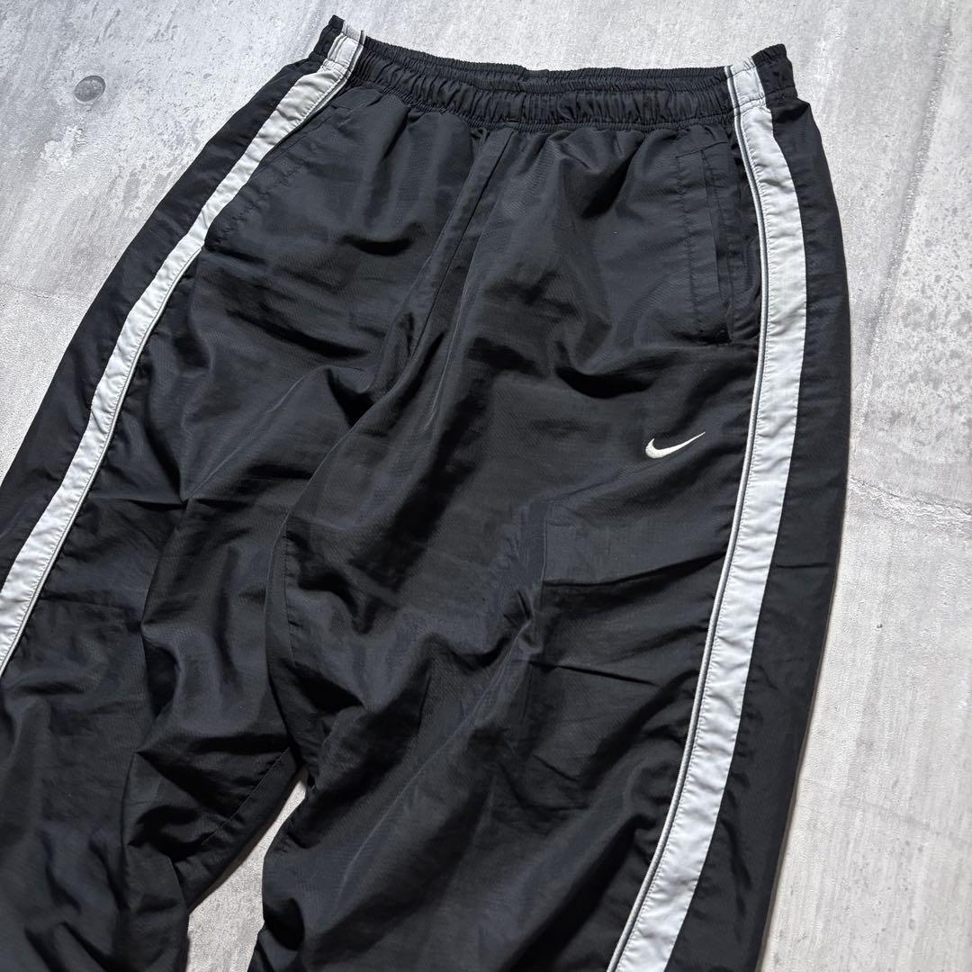 y2k NIKE ナイロントラックパンツ サイドライン 裾ジップ y2k NIKE ナイロントラックパンツ サイドライン 裾ジップ