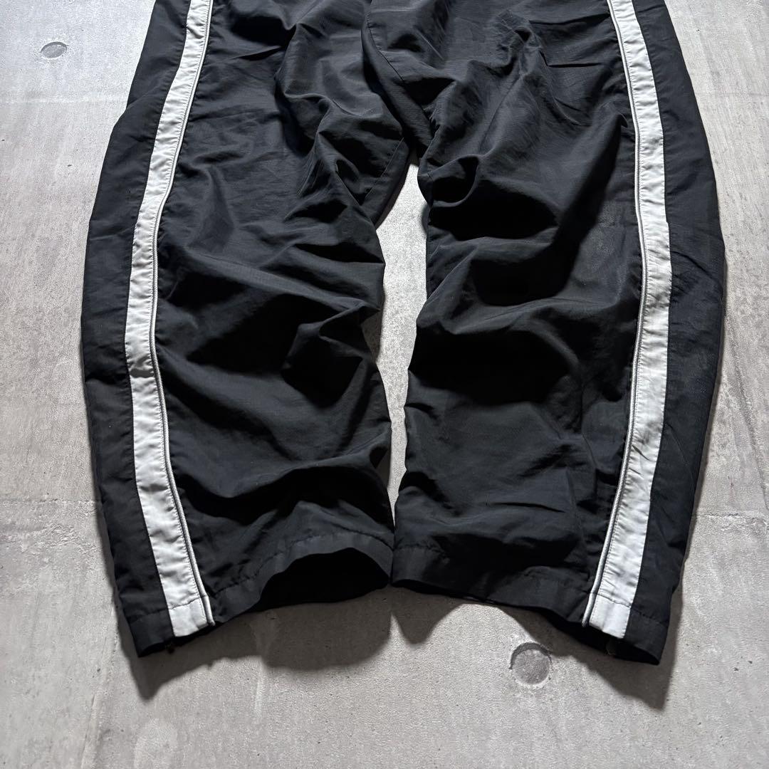 y2k NIKE ナイロントラックパンツ サイドライン 裾ジップ y2k NIKE ナイロントラックパンツ サイドライン 裾ジップ