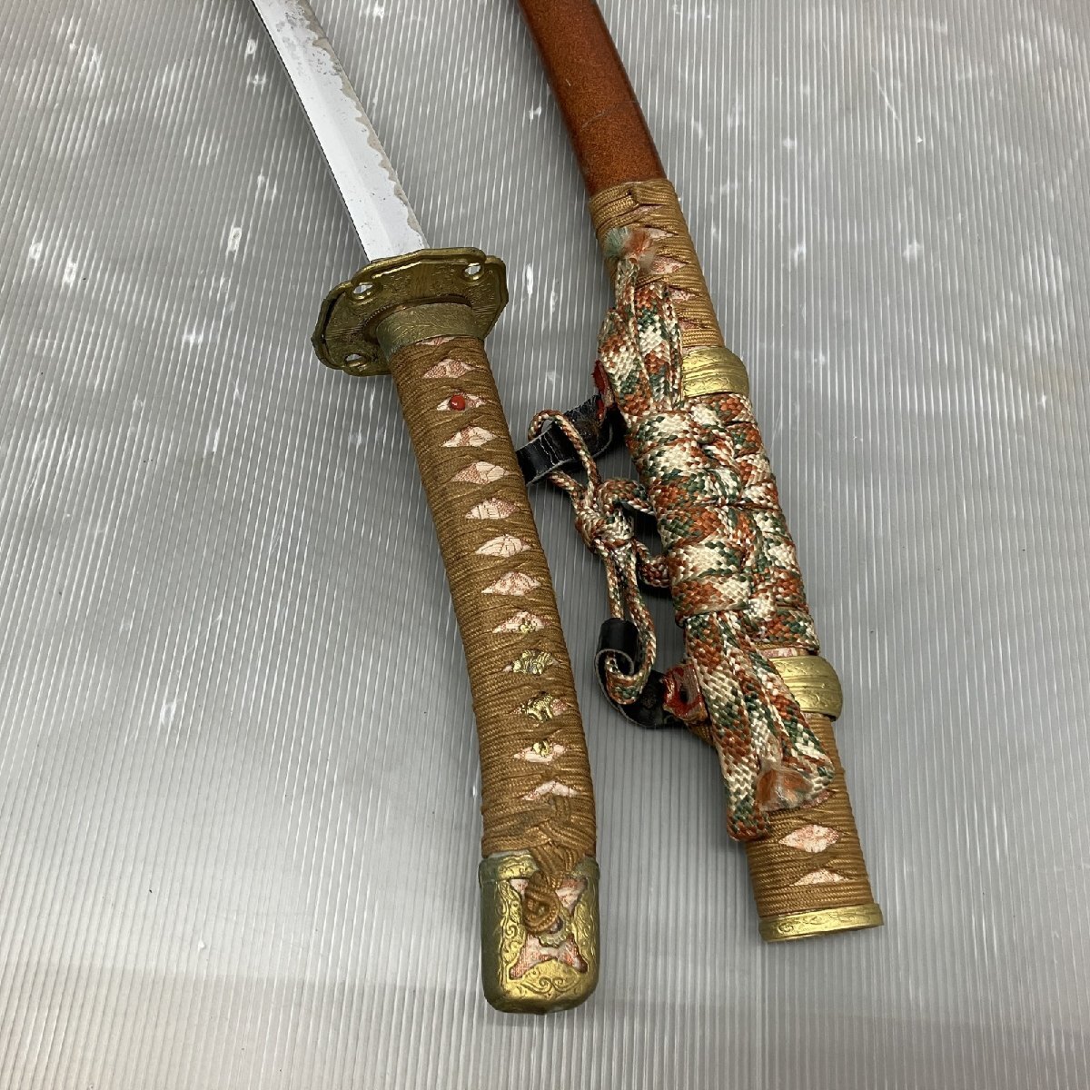 ◇◇ 【ジャンク品】模造刀 模擬刀 レプリカ 全長約99cm 鞘 武具 ◇◇ 【ジャンク品】模造刀 模擬刀 レプリカ 全長約99cm 鞘 武具