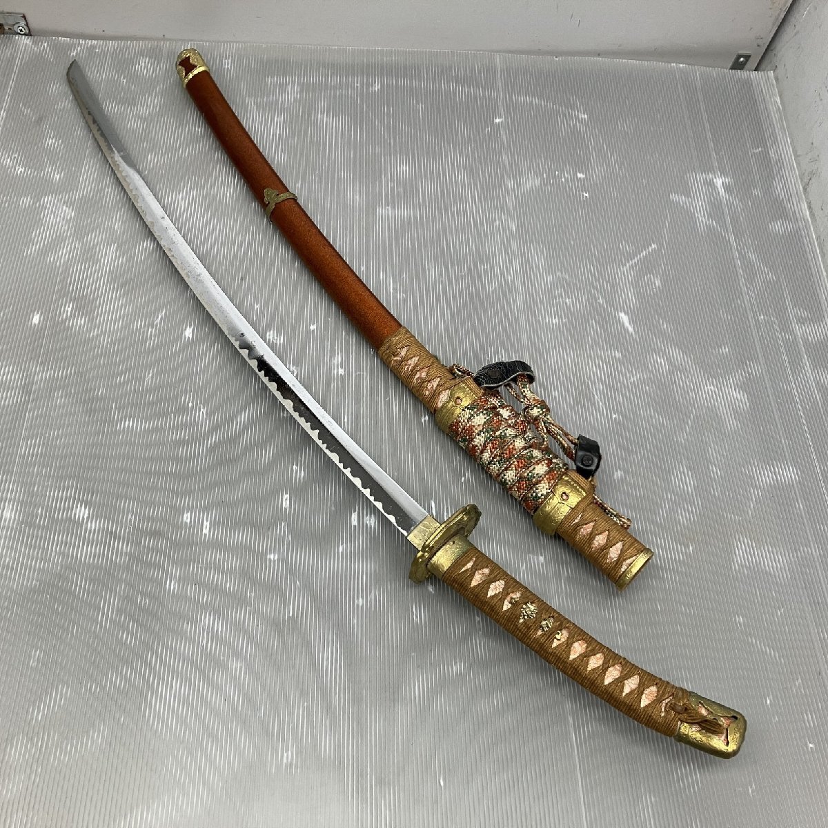 ◇◇ 【ジャンク品】模造刀 模擬刀 レプリカ 全長約99cm 鞘 武具 ◇◇ 【ジャンク品】模造刀 模擬刀 レプリカ 全長約99cm 鞘 武具