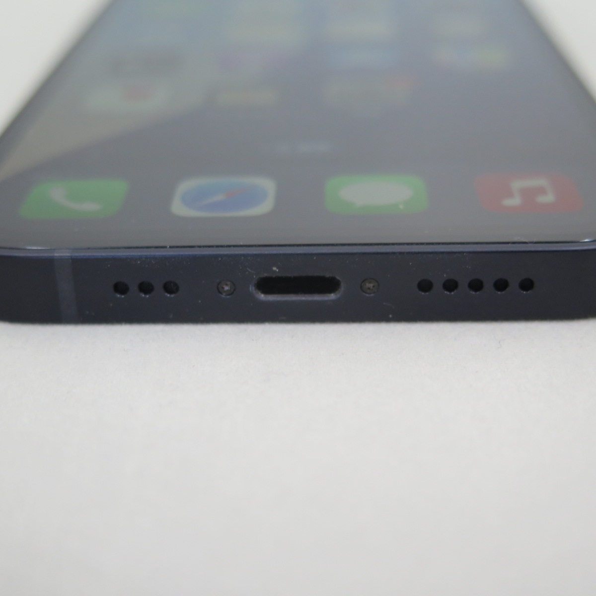 iPhone 12 64GB ブラック docomo SIMロック解除済 中古品(iPhone