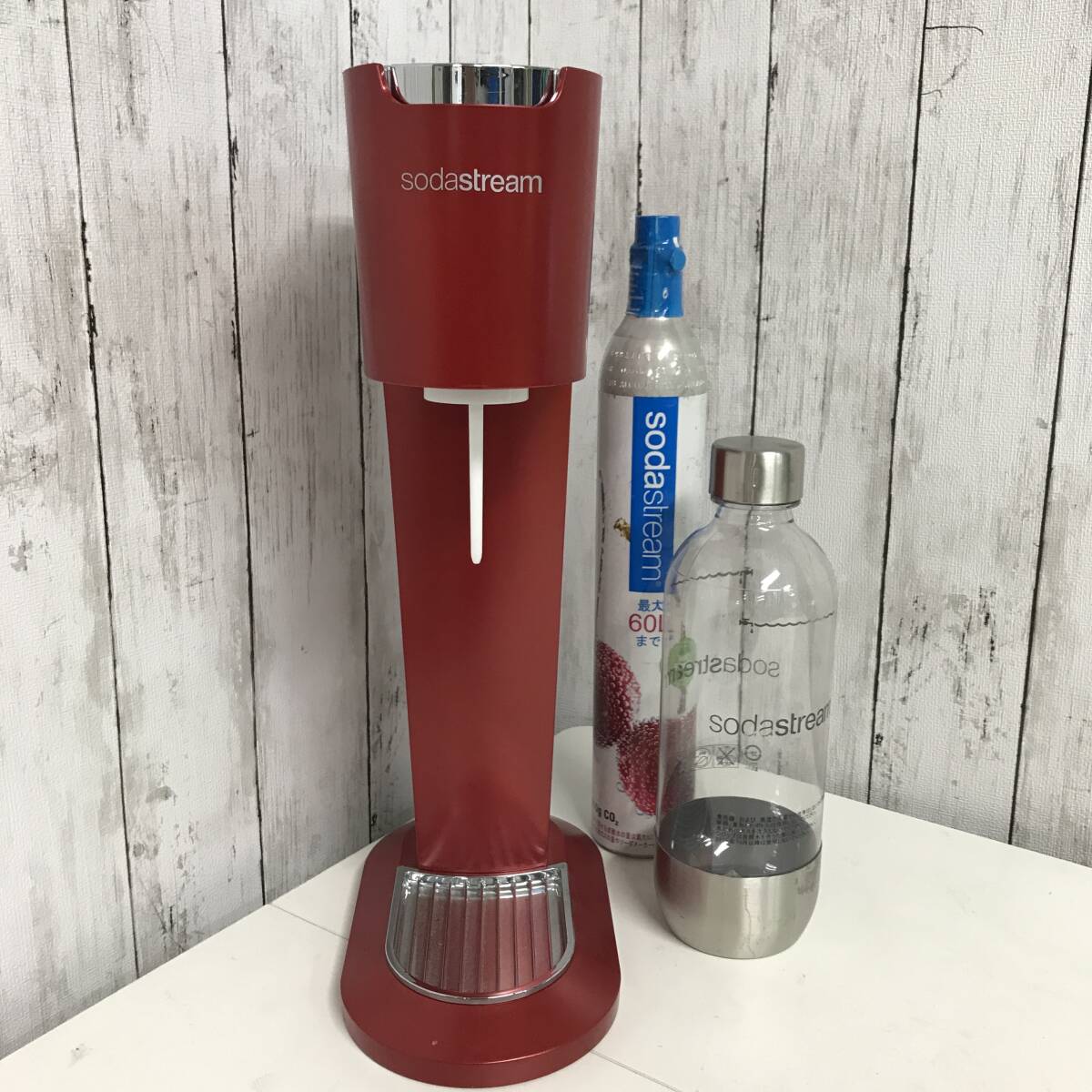 極美品】ソーダストリーム 炭酸水メーカー 専用ボトル1本付 未 極美品】ソーダストリーム 炭酸水メーカー 専用ボトル1本付 未