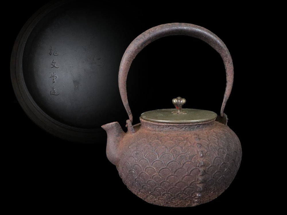 江】釜師名人 龍文堂造 鱗紋鉄瓶 高さ約22㎝ 古美術品(茶道具湯 江】釜師名人 龍文堂造 鱗紋鉄瓶 高さ約22㎝ 古美術品(茶道具湯