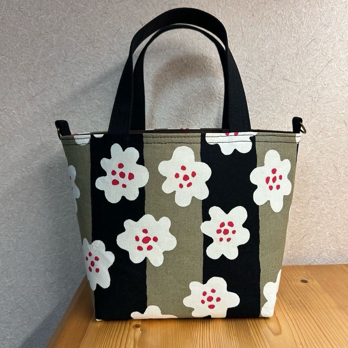 和柄 黒×カーキ ボーダー 花柄 トートバッグ 角マチ ランチ お散歩 hand made ハンドメイド 斜め掛け用Ｄカン付きショルダー可