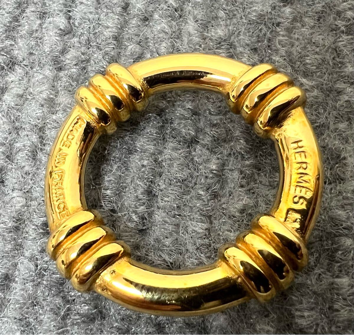 箱付き HERMES エルメス スカーフリング 金色 ゴールドカラー 箱付き HERMES エルメス スカーフリング 金色 ゴールドカラー