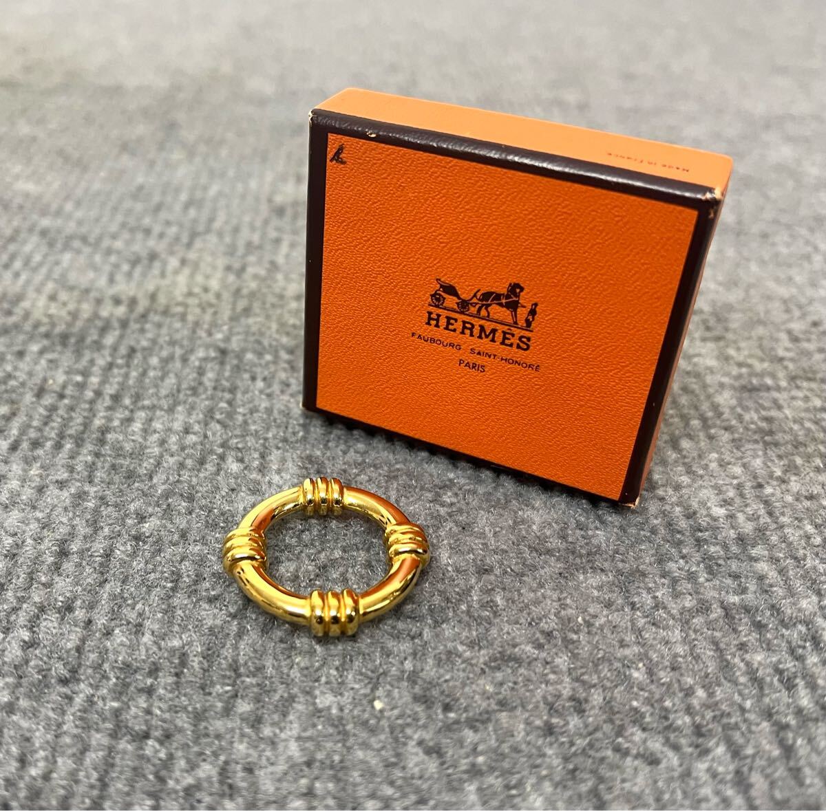 箱付き HERMES エルメス スカーフリング 金色 ゴールドカラー 箱付き HERMES エルメス スカーフリング 金色 ゴールドカラー