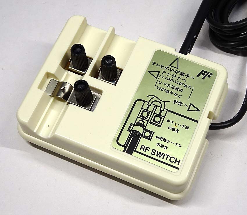 緑屋Re□ ファミコン 専用箱(当時物) 空箱 付属品・説明書あり 緑屋Re□ ファミコン 専用箱(当時物) 空箱 付属品・説明書あり
