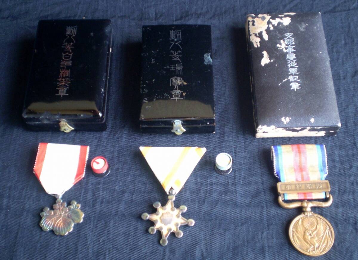 勲章 3店 徽章 日本軍 八等瑞宝章/勲八等白色桐葉章/支那事変 勲章 3店 徽章 日本軍 八等瑞宝章/勲八等白色桐葉章/支那事変