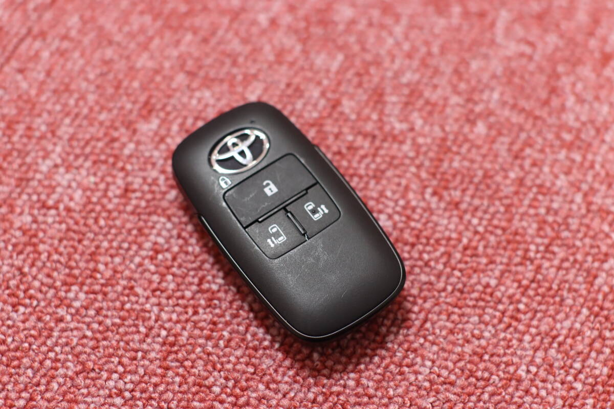  регистрация.. Toyota без ключа оригинальный "умный" ключ 4 кнопка раздвижные двери с электроприводом с обеих сторон имеется бак Roo mi- и т.п. 