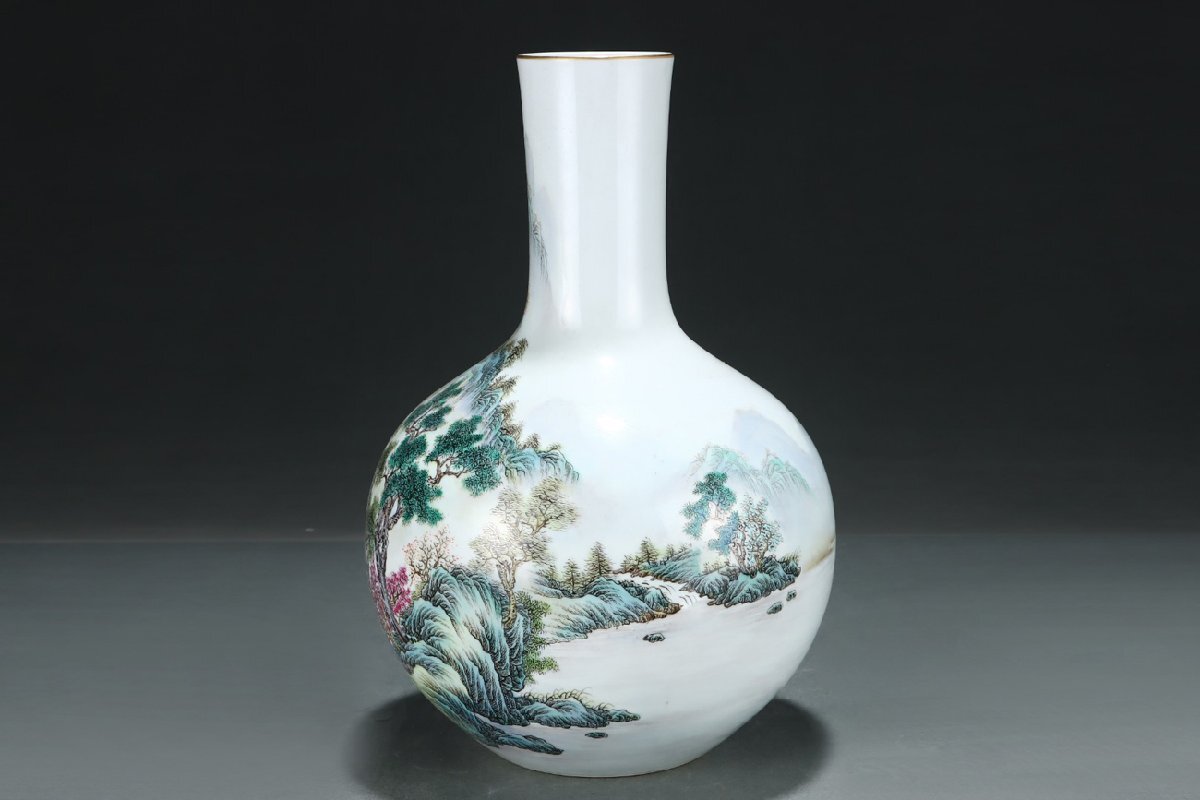 □大成美術□粉彩山水図描金天球瓶 郎世寧絵 絹本【磁器瓶図 □大成美術□粉彩山水図描金天球瓶 郎世寧絵 絹本【磁器瓶図