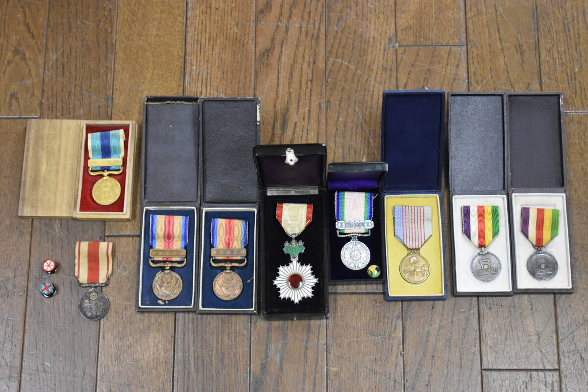 うぶ品 日本軍 勲章いろいろまとめて 勲六等単光旭日章、大東亜 うぶ品 日本軍 勲章いろいろまとめて 勲六等単光旭日章、大東亜