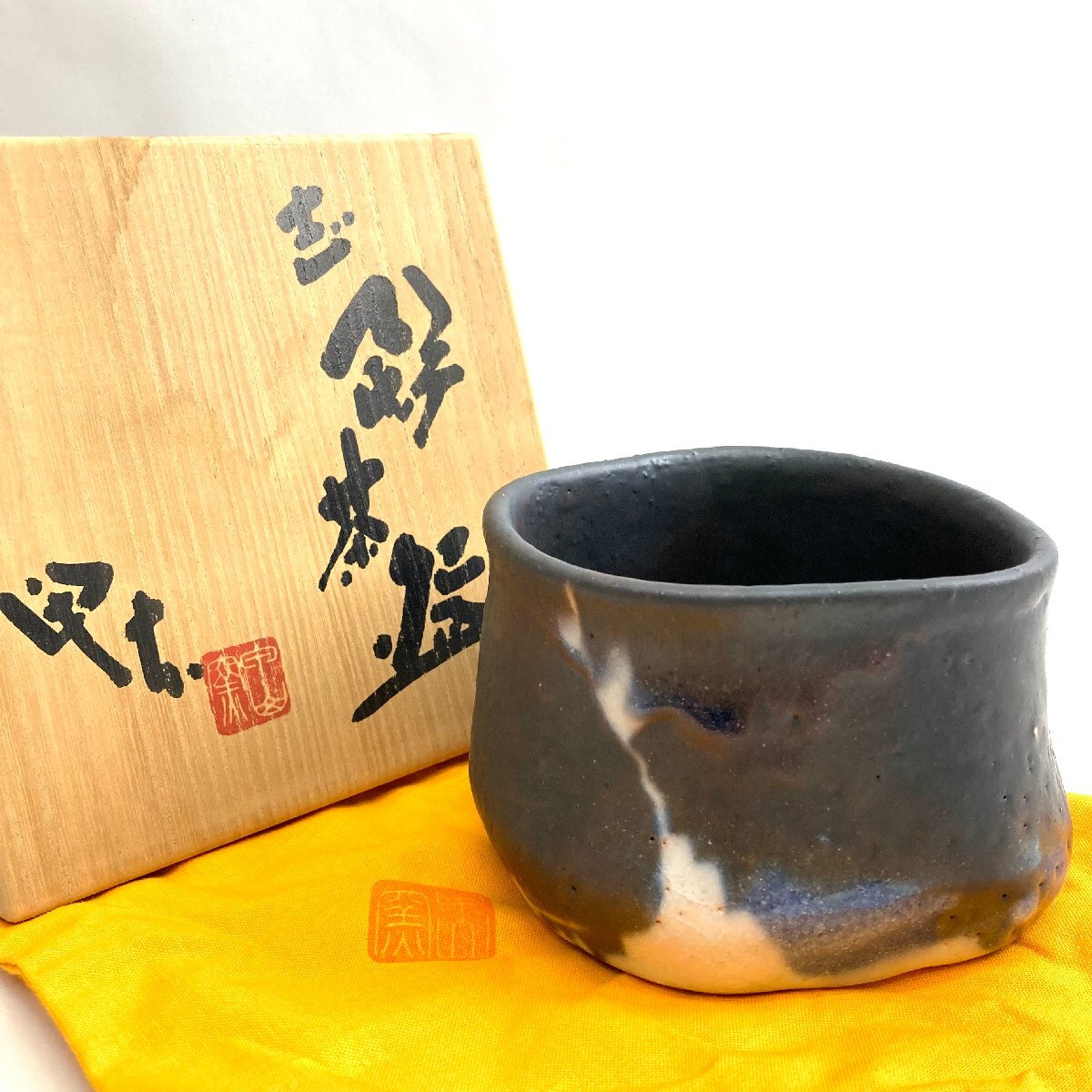 t) 無形文化財認定 酒井甲夫 作 志野茶碗 共箱共布/栞付属 志野 t) 無形文化財認定 酒井甲夫 作 志野茶碗 共箱共布/栞付属 志野