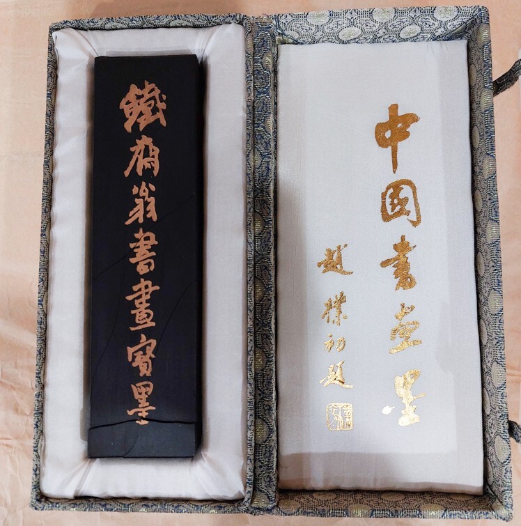 中国墨 固形墨 大型墨【鉄斎翁書画寶墨】複数個所割れあり☆徽〇 中国墨 固形墨 大型墨【鉄斎翁書画寶墨】複数個所割れあり☆徽〇