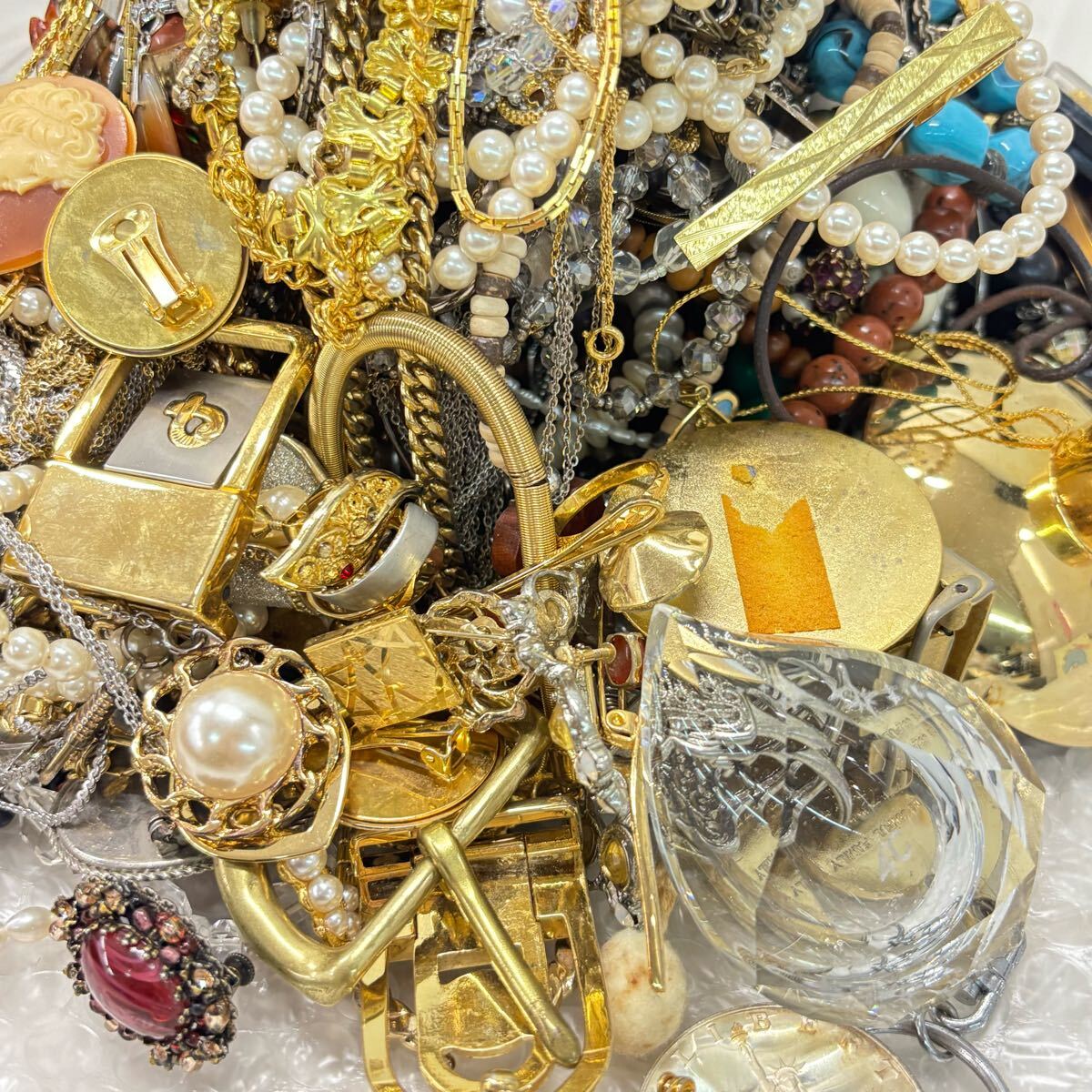 □総重量約6キロ□アクセサリー イミテーション大量まとめ売り □総重量約6キロ□アクセサリー イミテーション大量まとめ売り