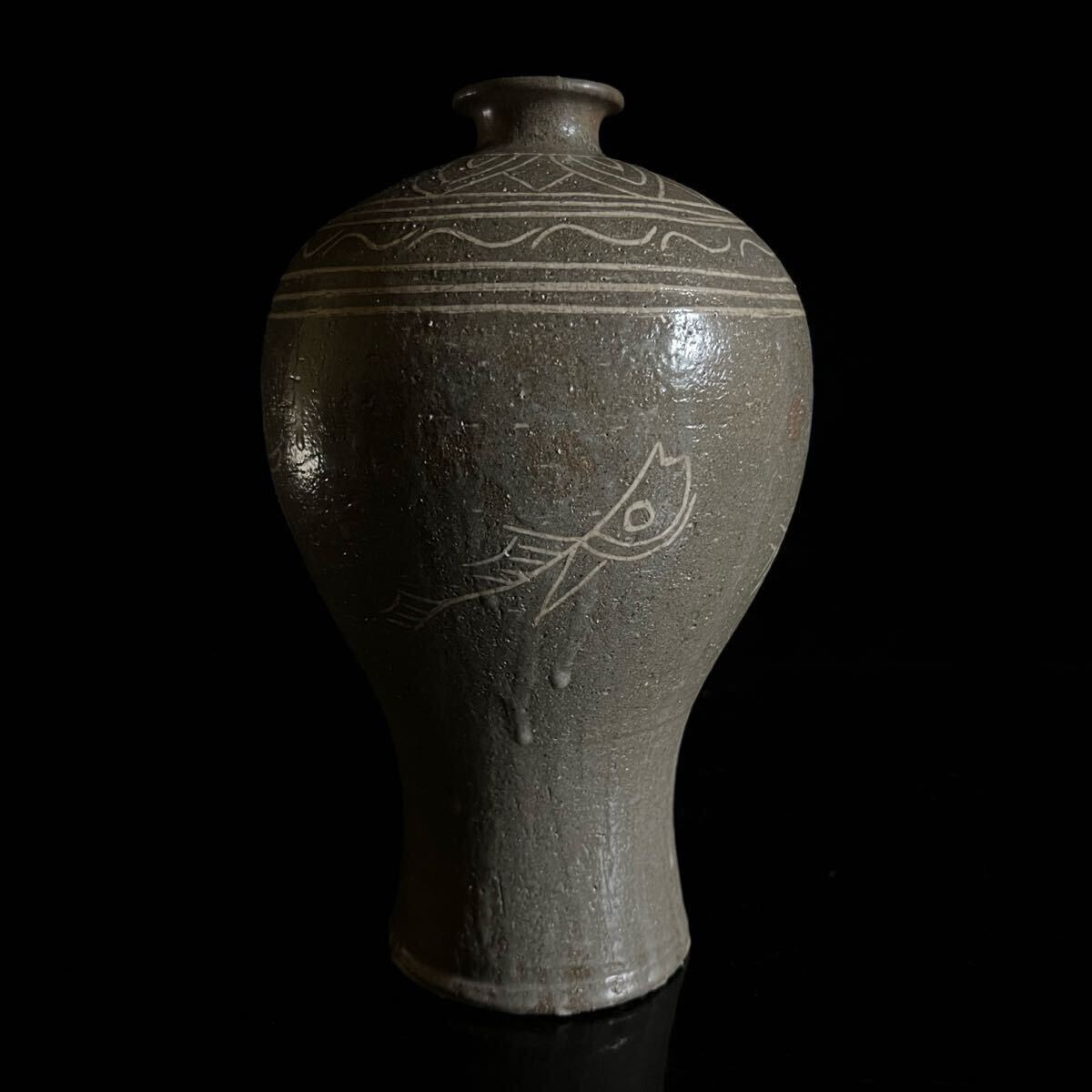◇鸛◇ 朝鮮美術 高麗 青磁 白象嵌魚文花瓶 26.5cm 時代 壺 梅瓶 ◇鸛◇ 朝鮮美術 高麗 青磁 白象嵌魚文花瓶 26.5cm 時代 壺 梅瓶
