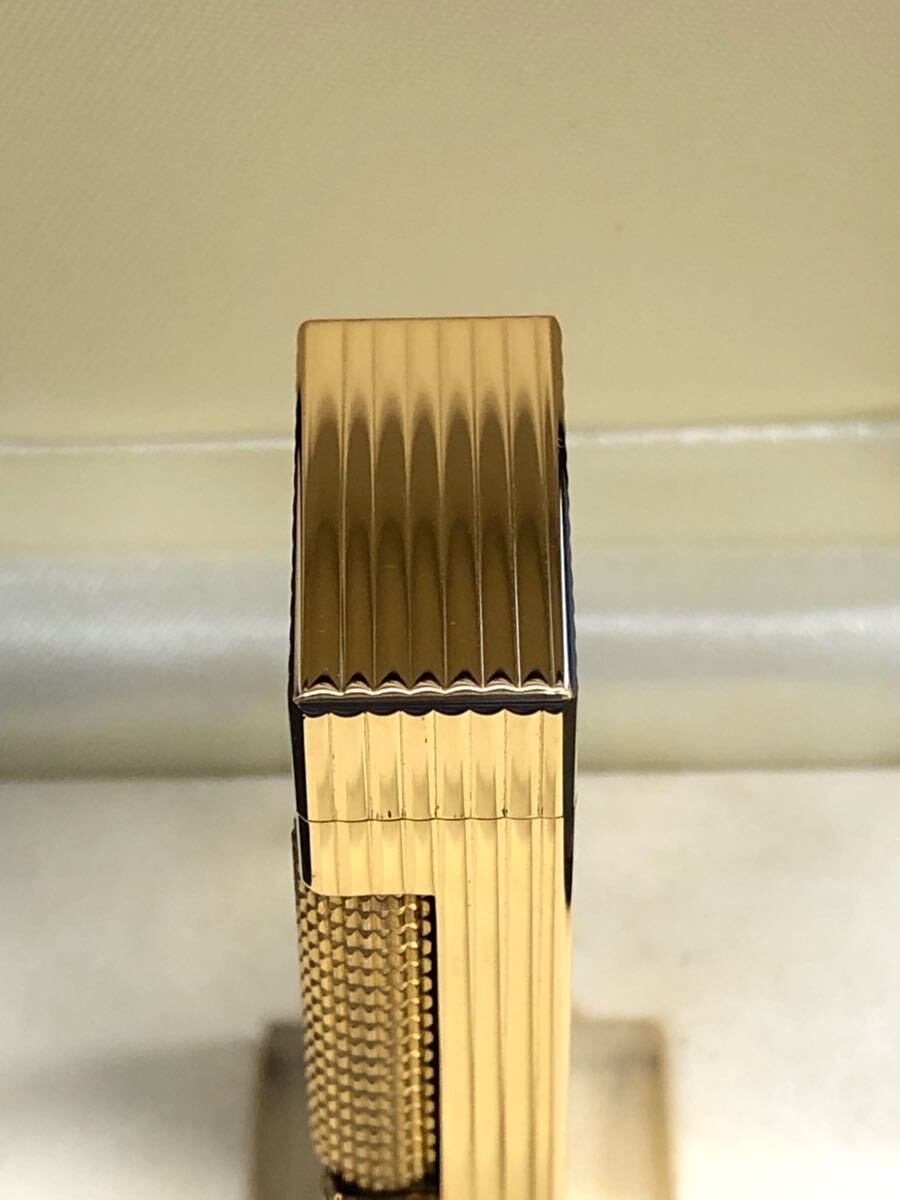 dunhill ダンヒル ガスライター ゴールドカラー 箱付き 綺麗です dunhill ダンヒル ガスライター ゴールドカラー 箱付き 綺麗です