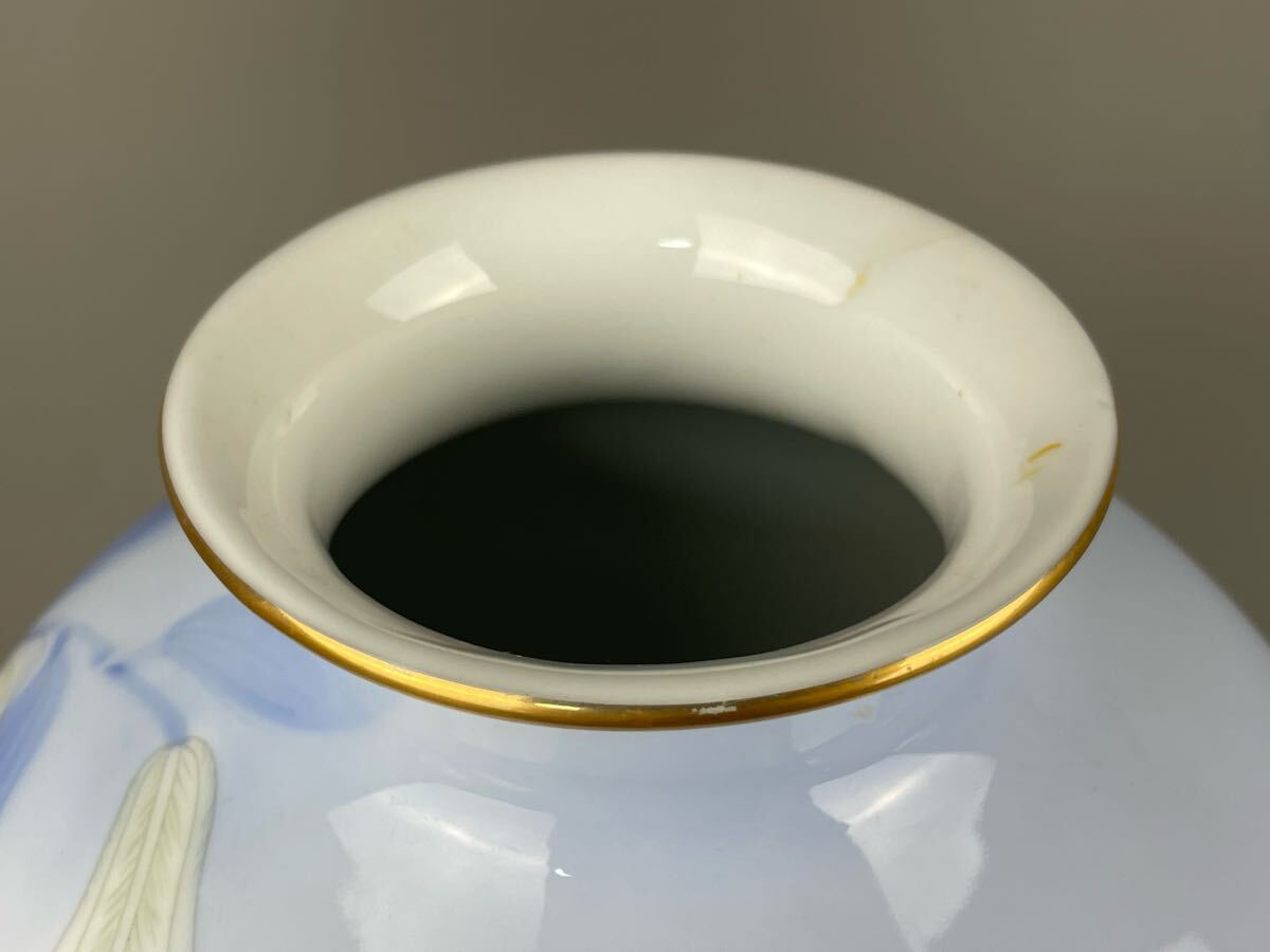 深川製磁 宮内庁御用達 官窯染付 花鳥紋百合に雀 花瓶 高さ約 深川製磁 宮内庁御用達 官窯染付 花鳥紋百合に雀 花瓶 高さ約
