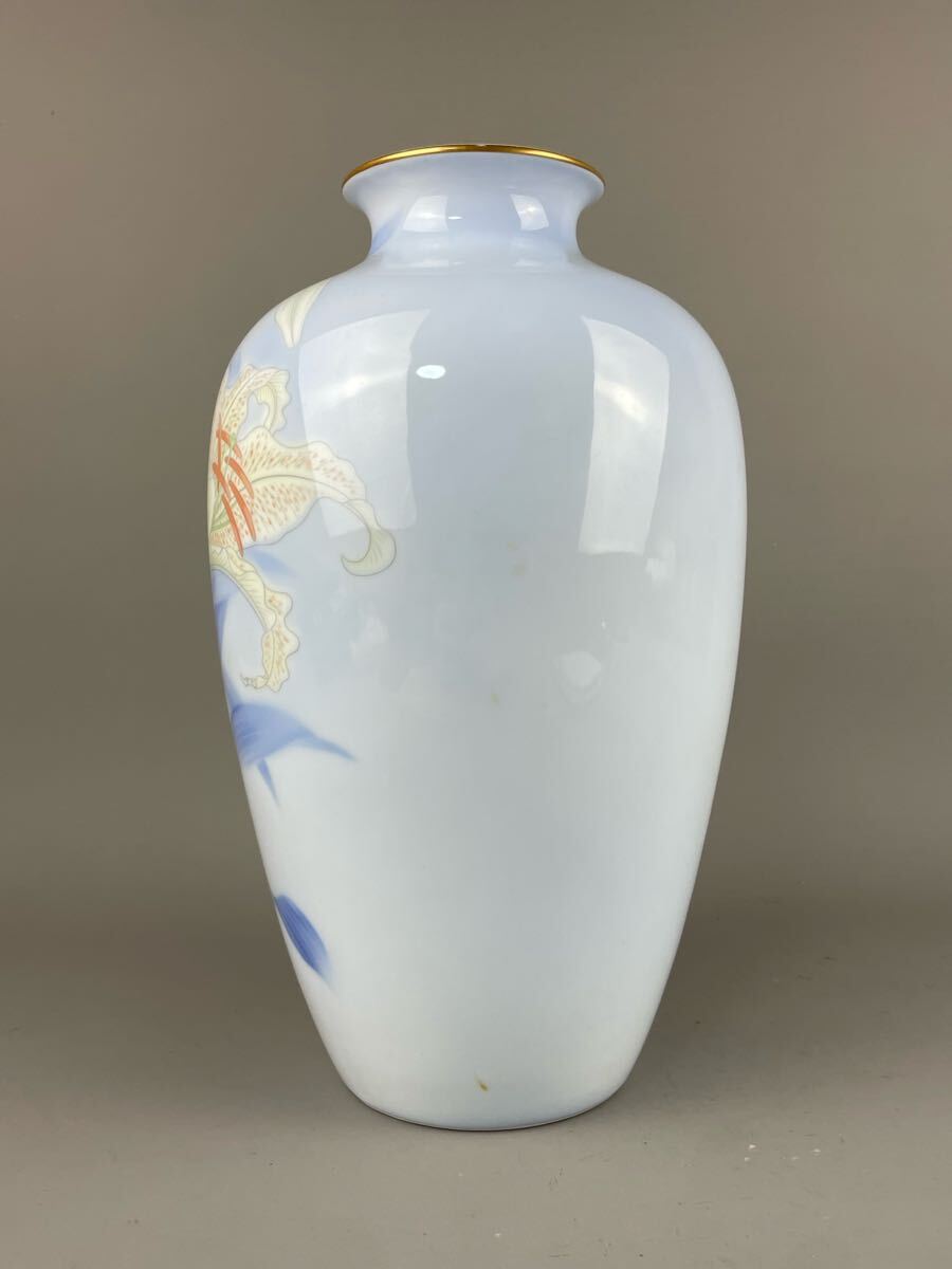 深川製磁 宮内庁御用達 官窯染付 花鳥紋百合に雀 花瓶 高さ約 深川製磁 宮内庁御用達 官窯染付 花鳥紋百合に雀 花瓶 高さ約