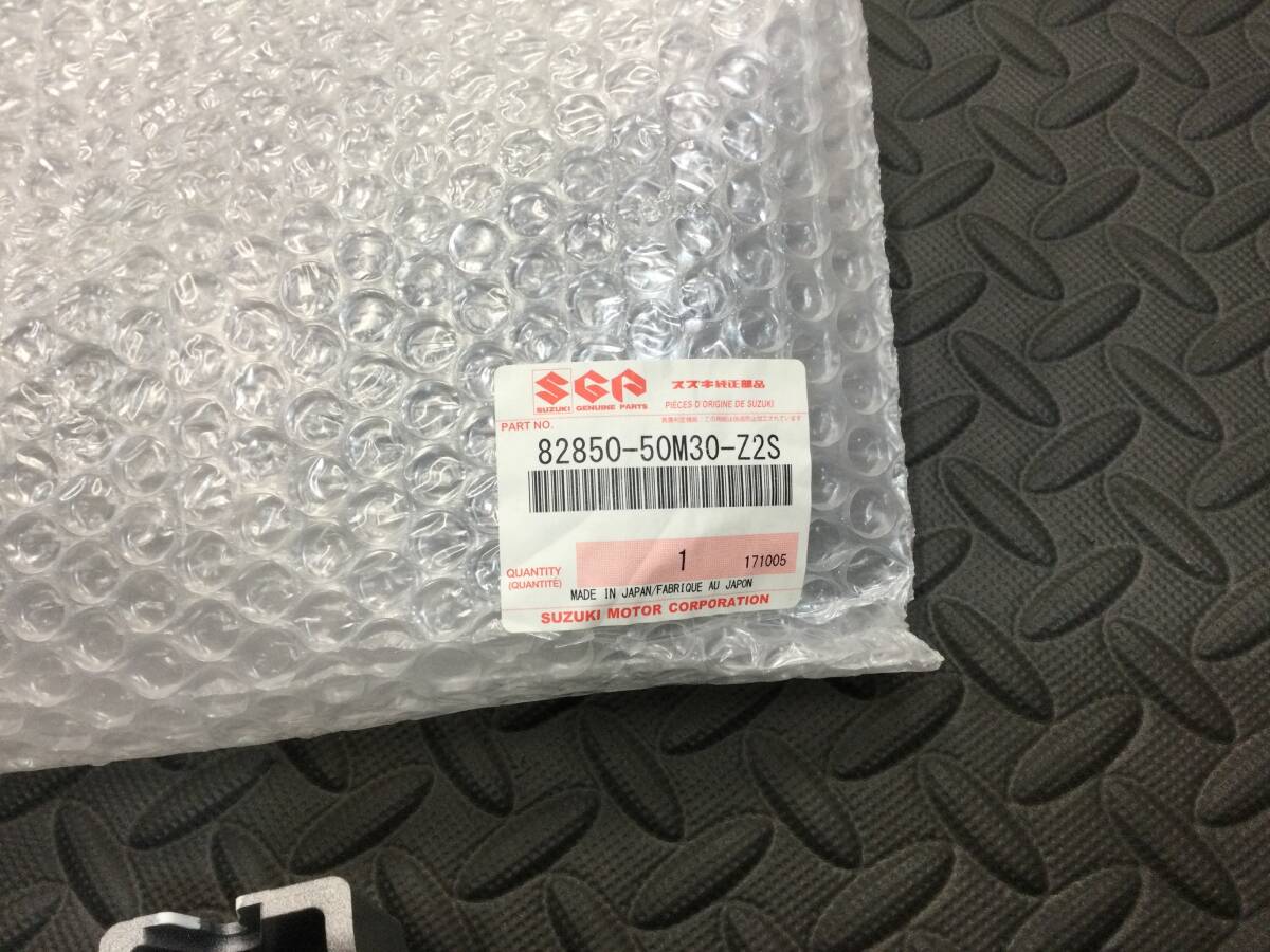  Suzuki Every DA17V оригинальный задняя дверь задняя торцевая дверь наружная ручка двери ручка двери камера дыра иметь silky silver -Z2S (M005531) ②