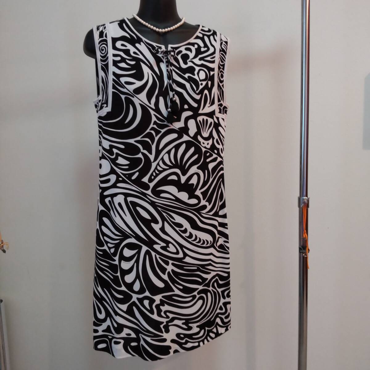 レオナール人気のモノトーンワンピース